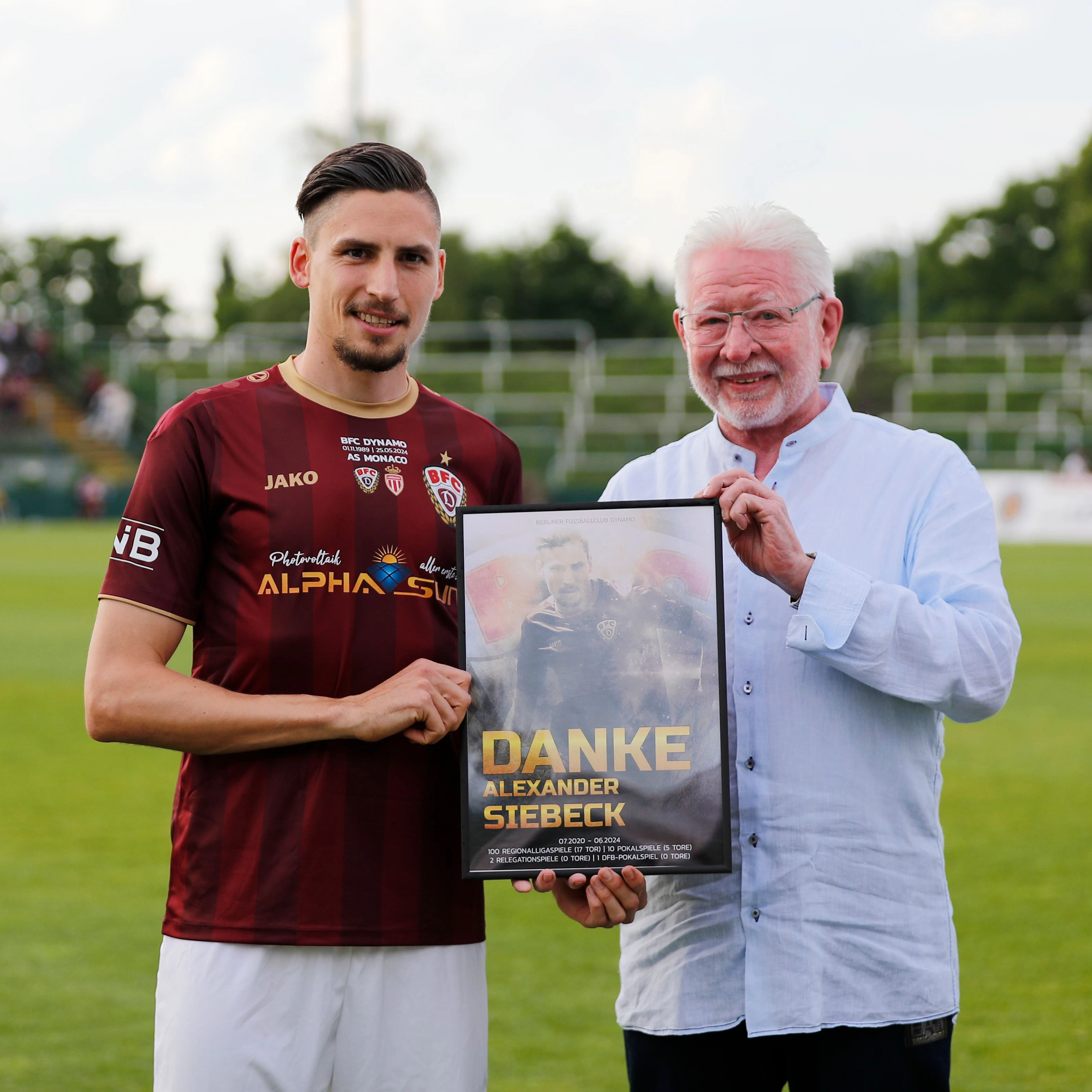 Alexander Siebeck (l.) wird von Klub-Präsident Norbert Uhlig vom BFC Dynamo&nbsp; verabschiedet.