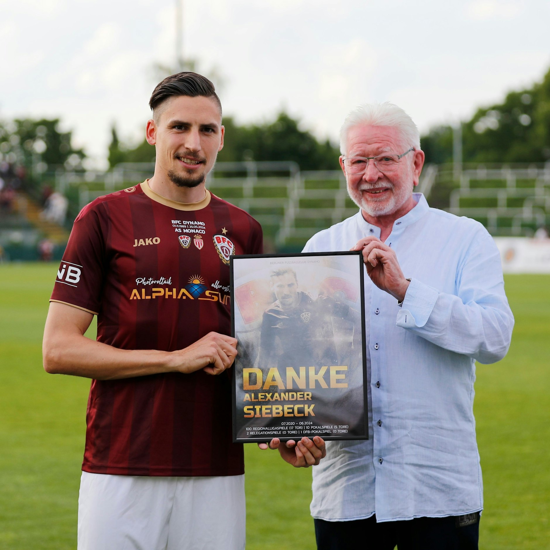 Alexander Siebeck (l.) wird von Klub-Präsident Norbert Uhlig vom BFC Dynamo&nbsp; verabschiedet.