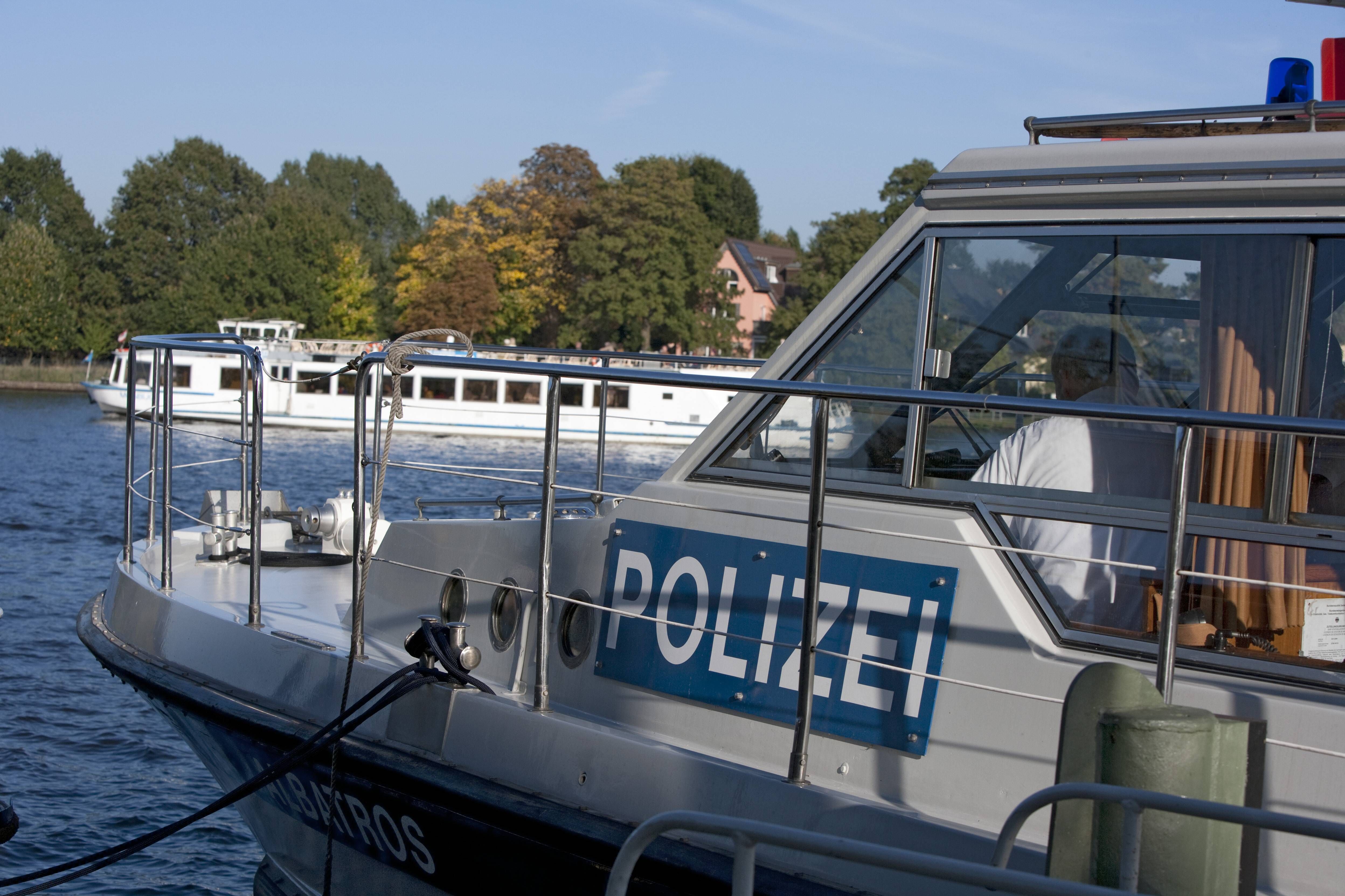Mann stürzt in die Spree: Rettungsaktion in Oberschöneweide