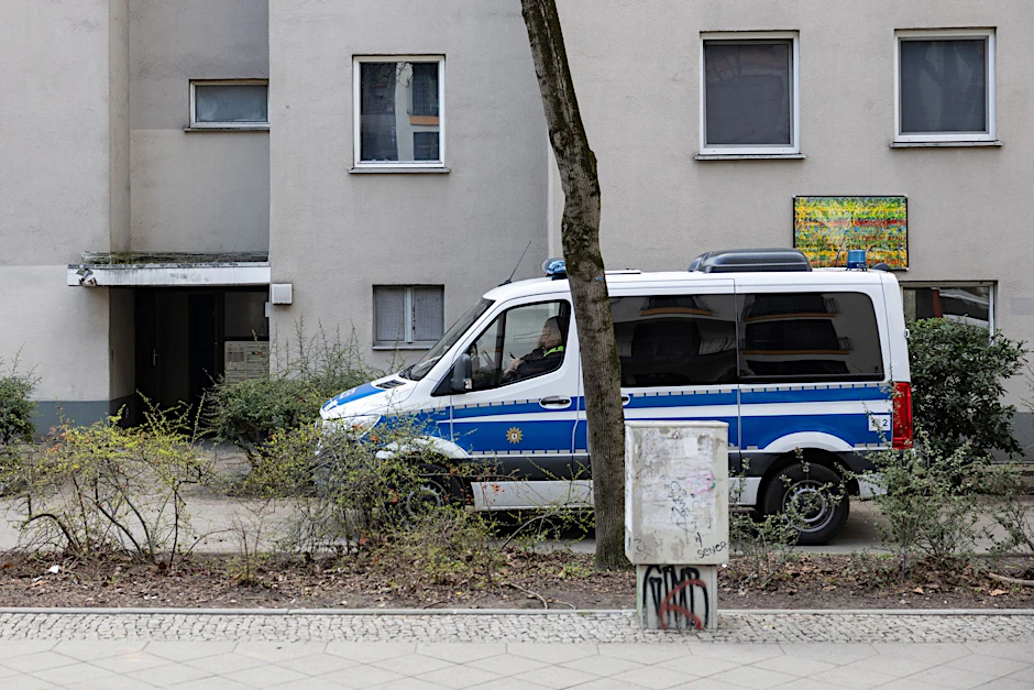 ARCHIV - Ein Polizeiwagen steht vor der Wohnung der ehemaligen RAF-Terroristin Daniela Klette (Archivbild).  