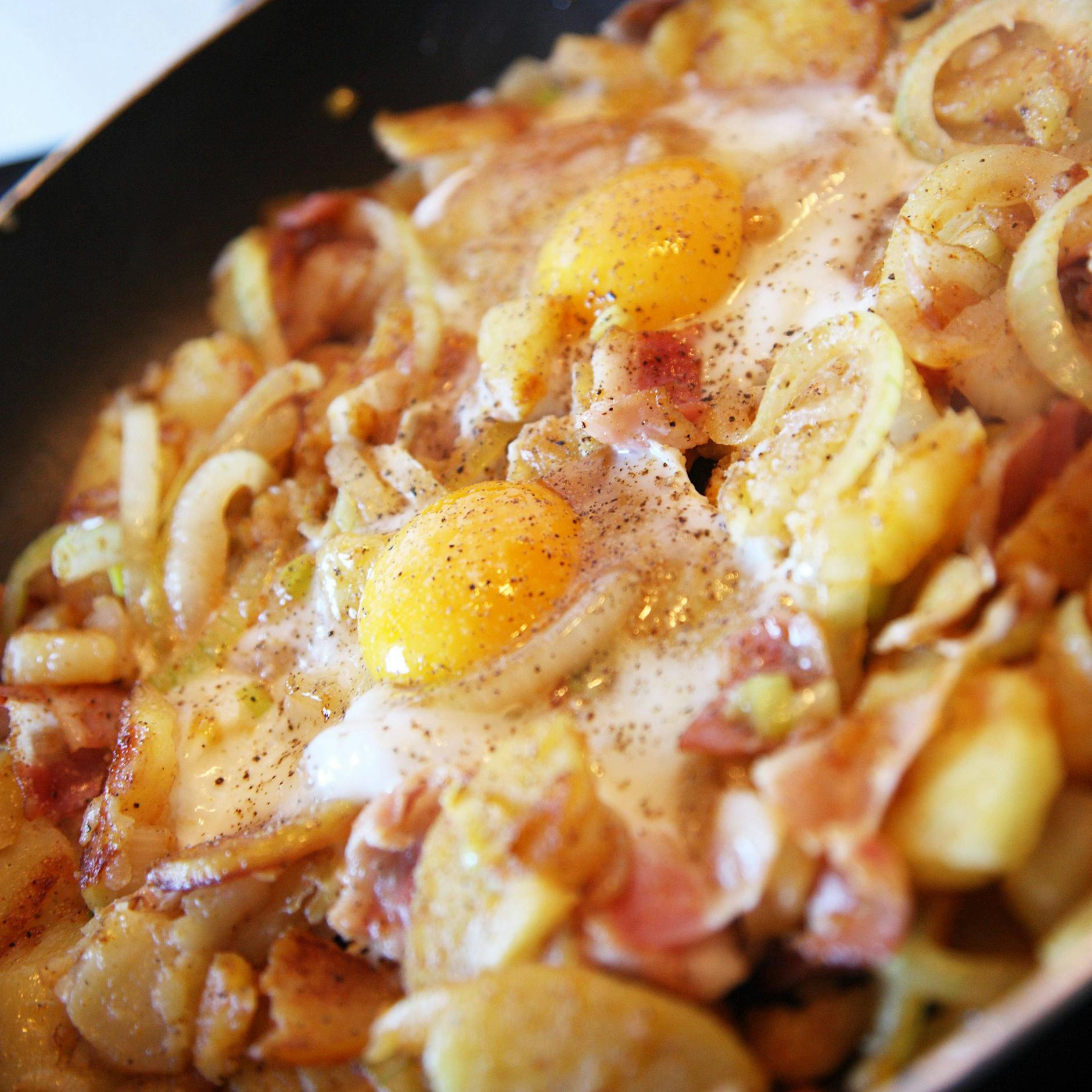 Rezept: Deftiges Bauernfrühstück mit Speck - so einfach und lecker!