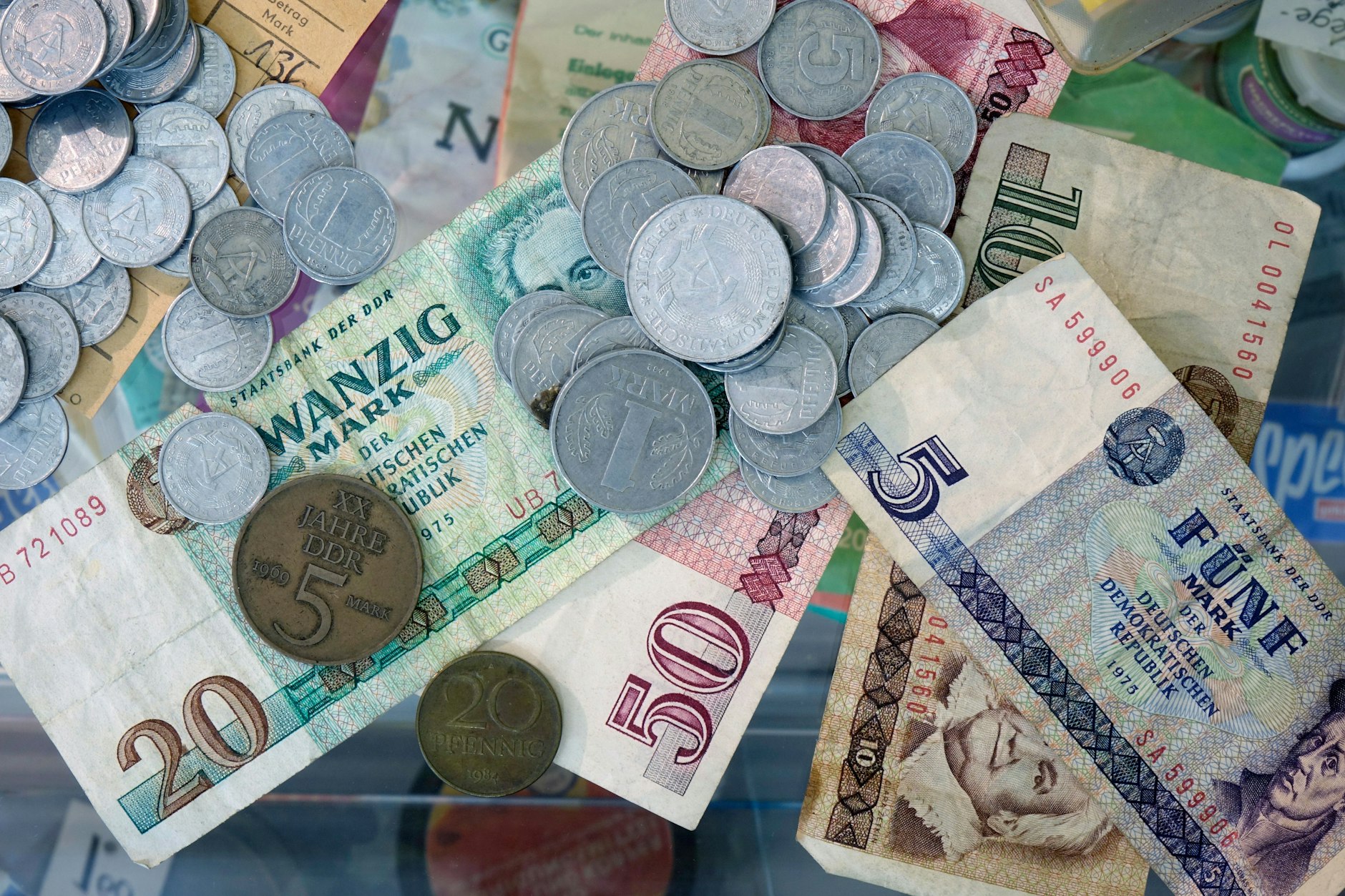 Geldscheine und Münzen aus der DDR: Im SED-Staat wurde Trinkgeld gezahlt, obwohl man damit eigentlich Handwerker und Kellner bestochen hat. 