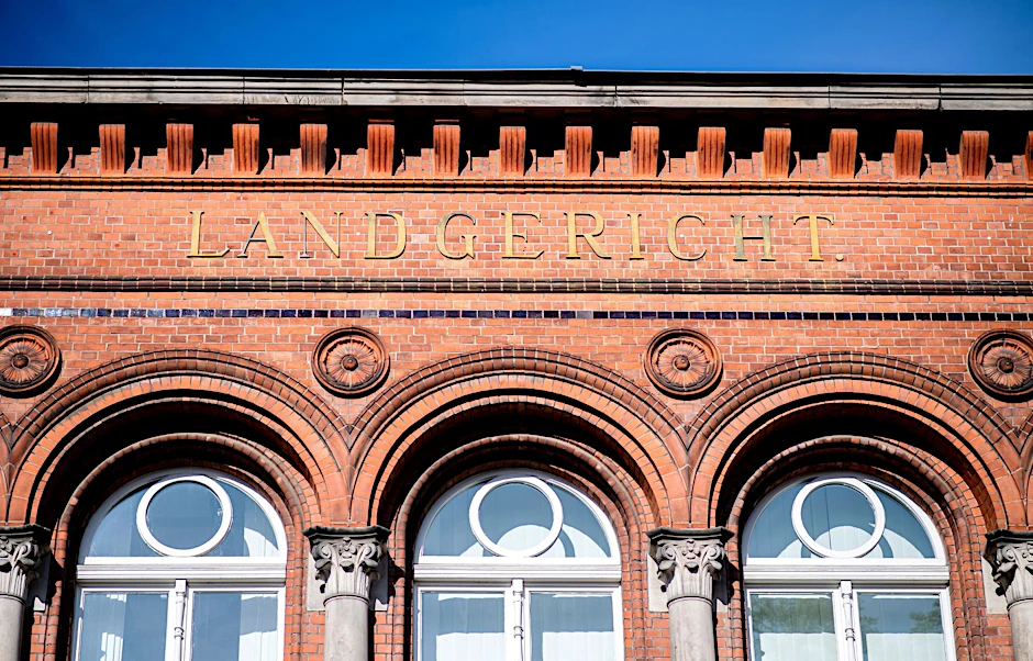 ARCHIV - Der Schriftzug «Landgericht» ist am historischen Gebäude des Landgerichts Verden im Stadtzentrum zu sehen.  