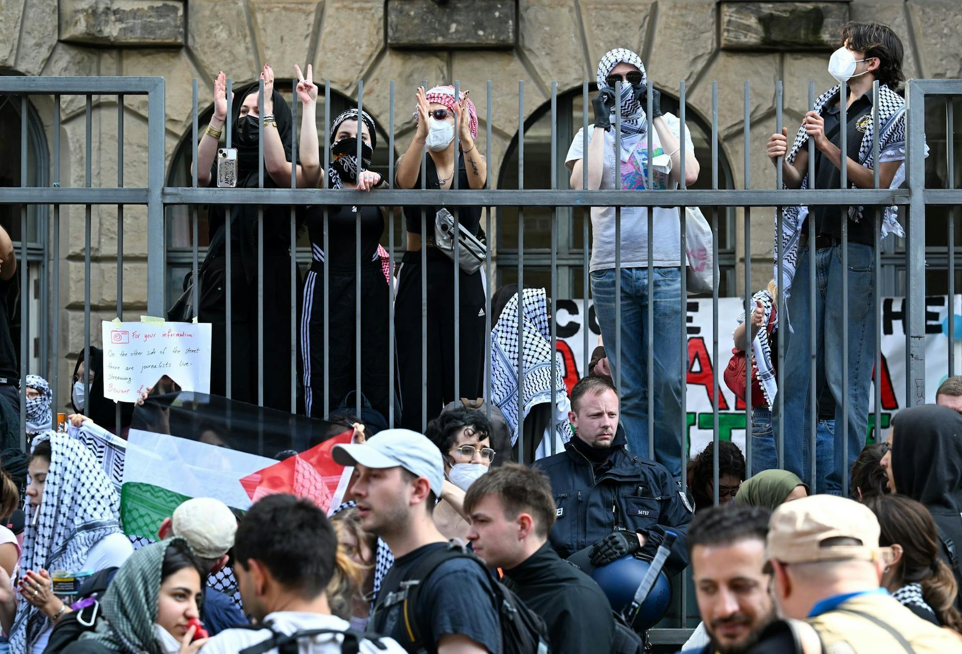 Pro-Palästinensischen Demonstranten haben sich im Innenhof am Zaun der Berliner Humboldt-Universität (HU) versammelt.