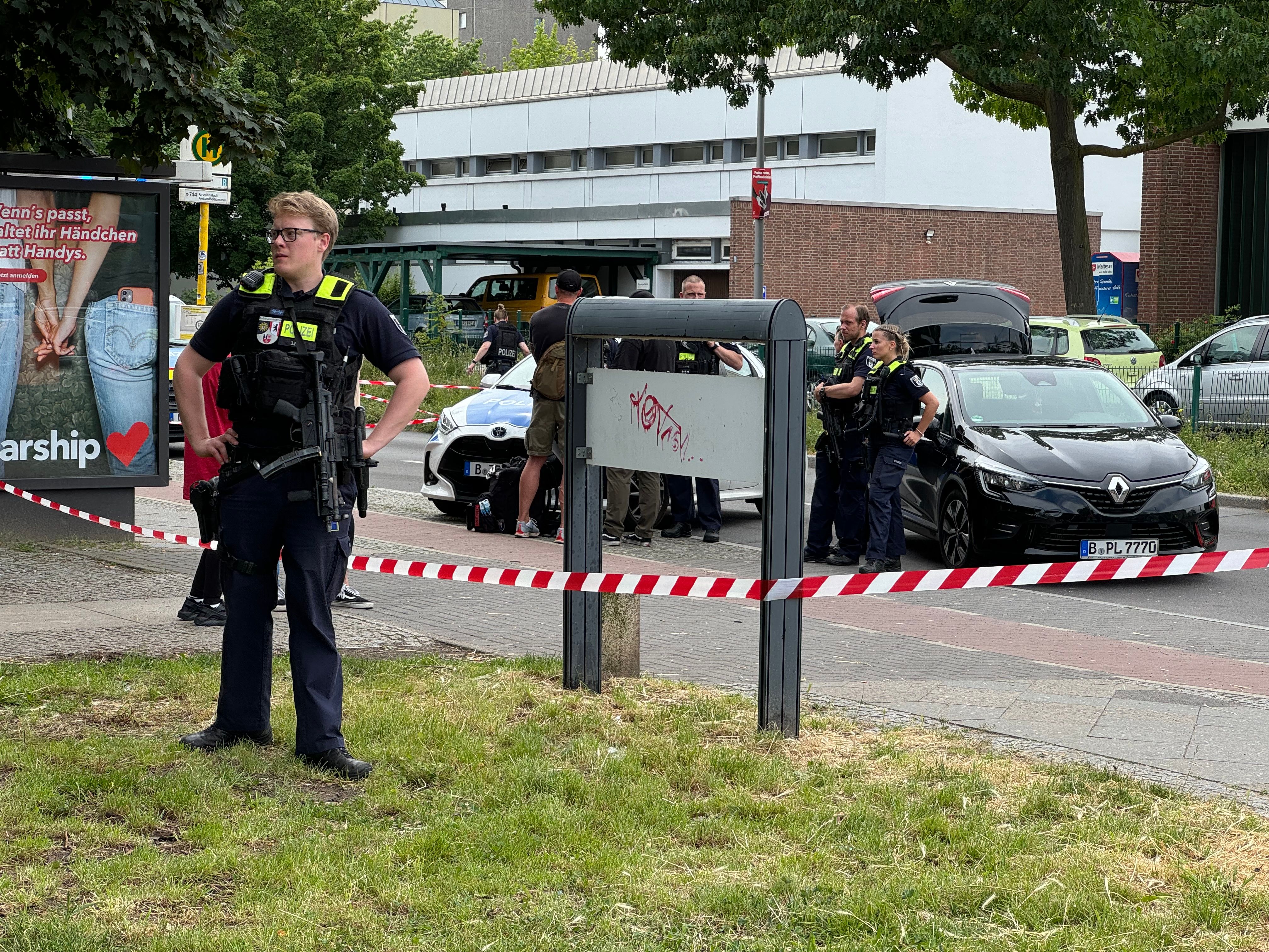 Schüsse vor Kneipe in Neukölln: Mann in Lebensgefahr – Angehörige bedrängen Retter