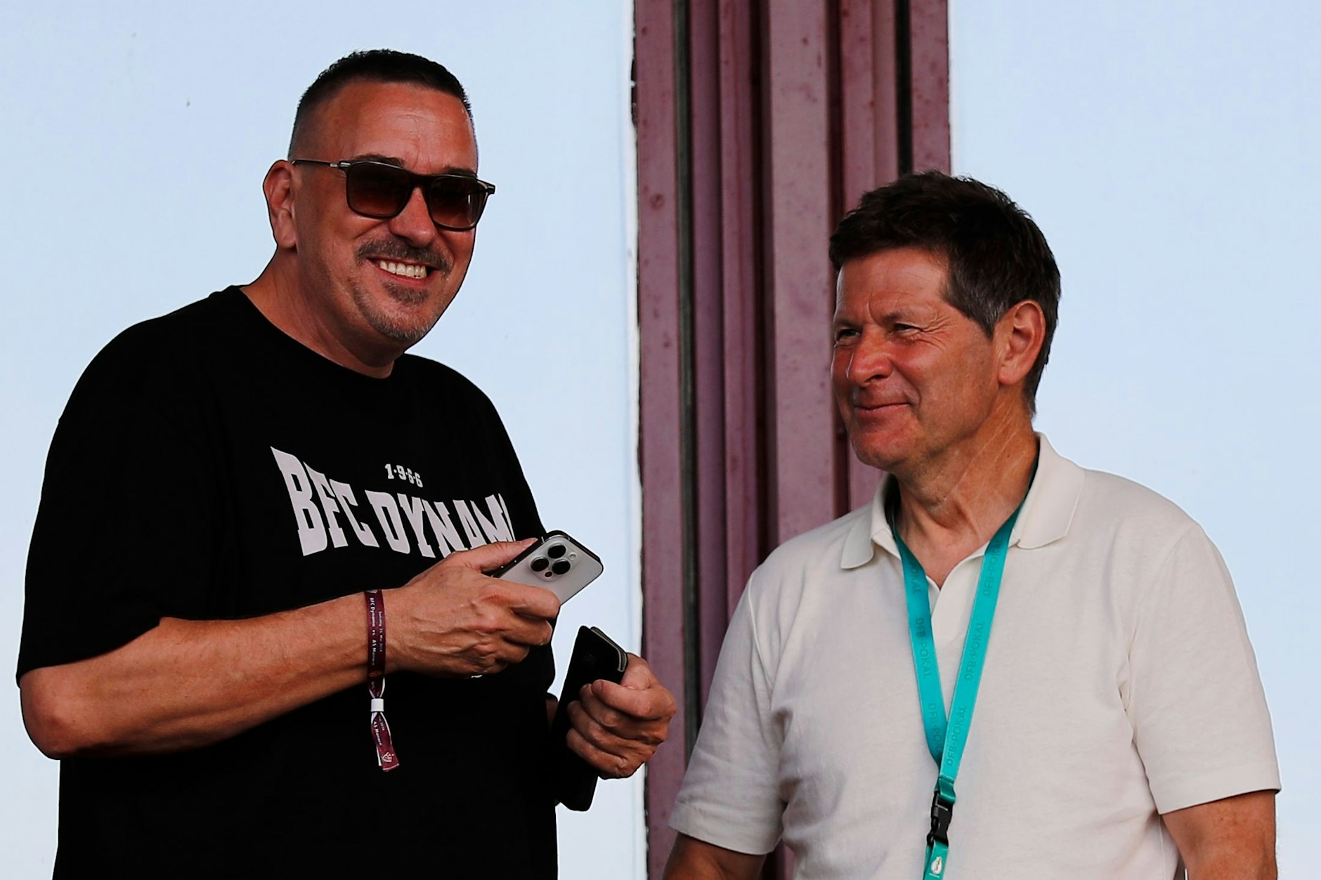 Der neue BFC-Trainer Andreas Heraf (r.) freut sich auf der Tribüne mit Peter Meyer, Chef des Dynamo-Wirtschaftsrats.