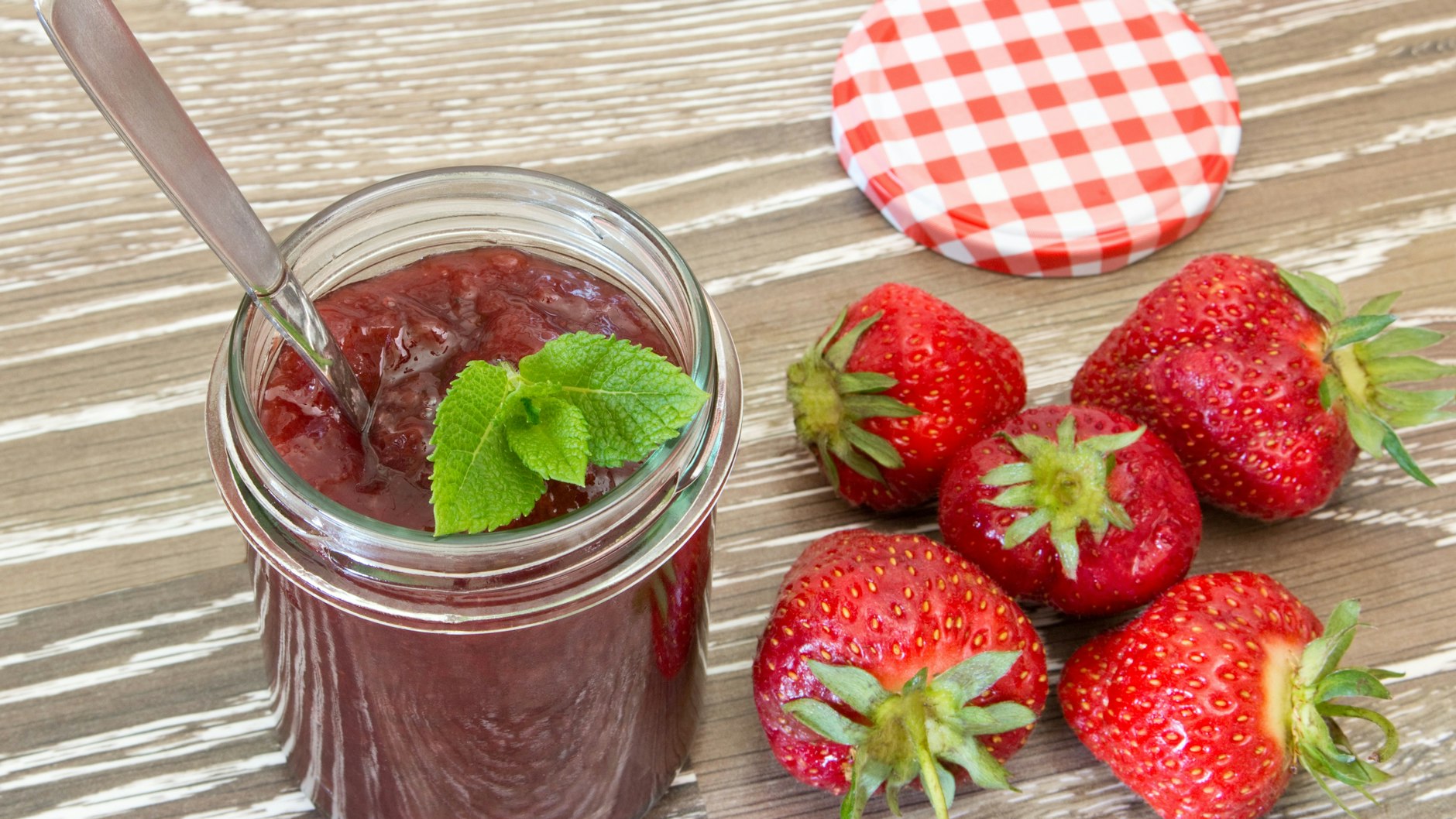 Erdbeermarmelade können Sie mit diesem Rezept ganz einfach selbst herstellen.