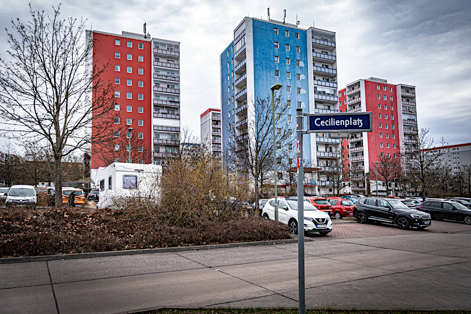 Der Cecilienplatz befindet sich am U-Bahnhof Kaulsdorf-Nord