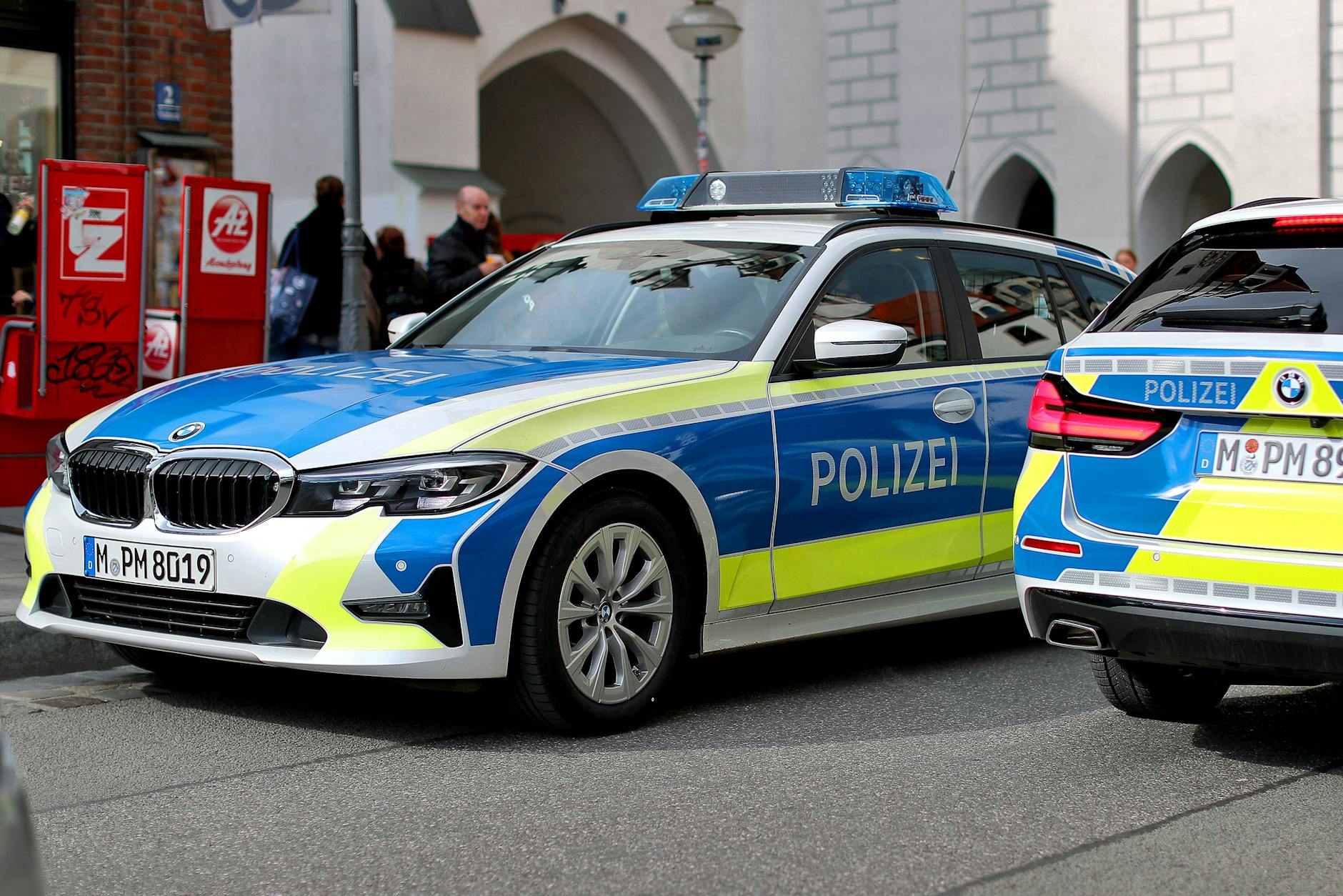 Das erlebt wohl auch die Münchner Polizei nicht jeden Tag. Ermittlungen an einem Drehort.
