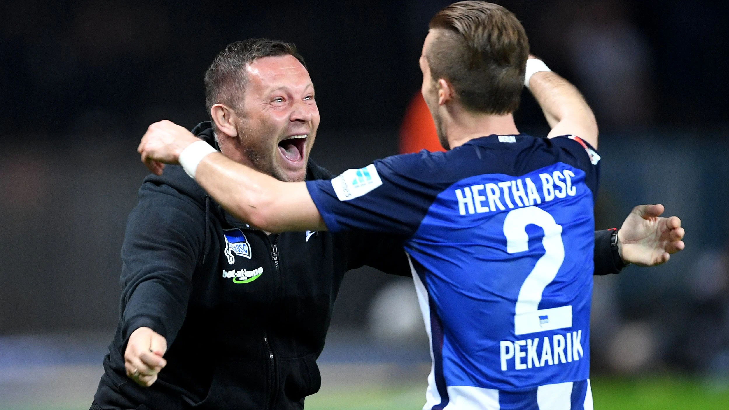 Peter Pekarik (r.) jubelt im März 2017 mit Trainer Pal Dardai&nbsp; nach seinem 1:0-Treffer gegen Hoffenheim (Endstand 1:3). Allein Dardai war drei Mal Pekariks Trainer.