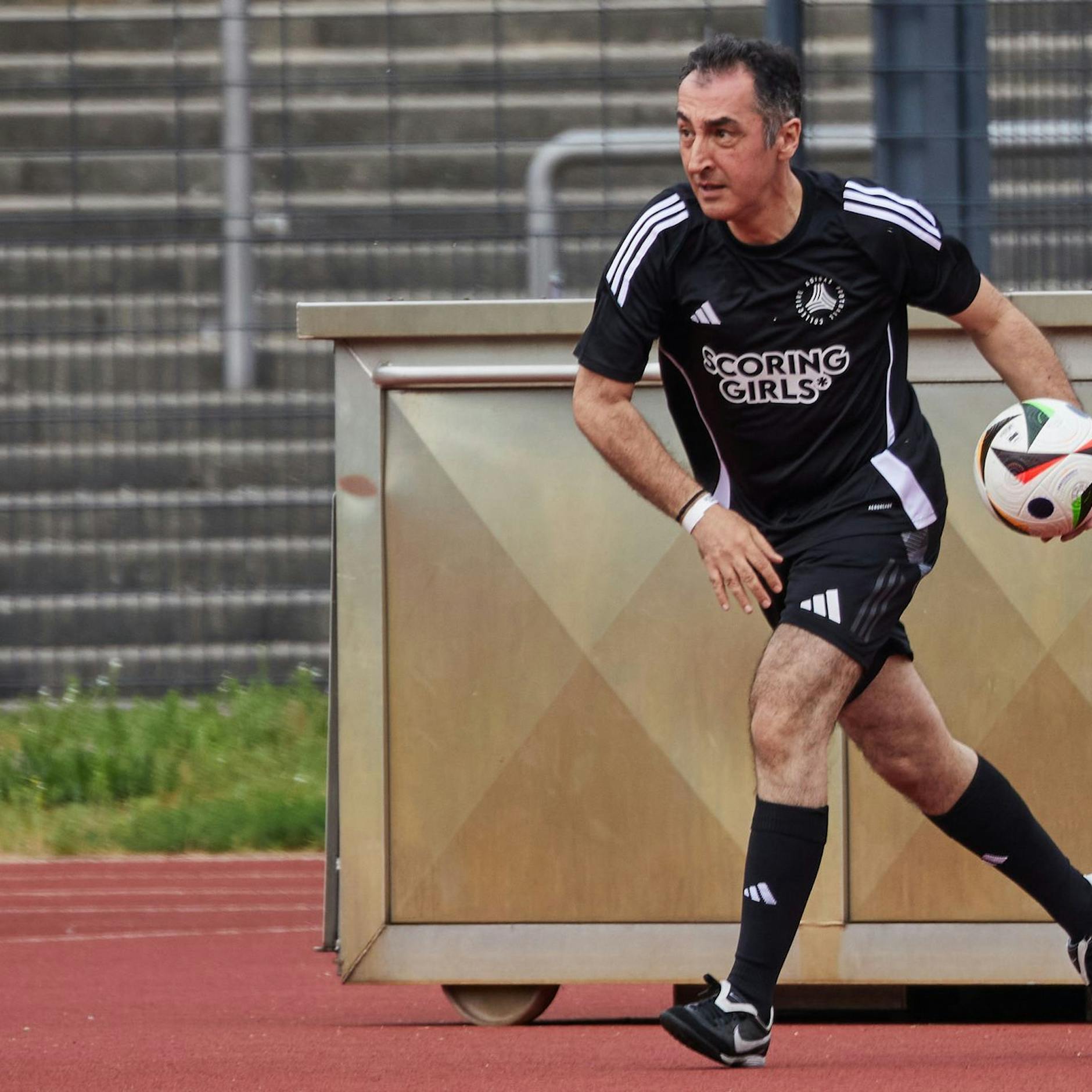 Image - Özdemir und Anne Will bei Benefizspiel in Berlin