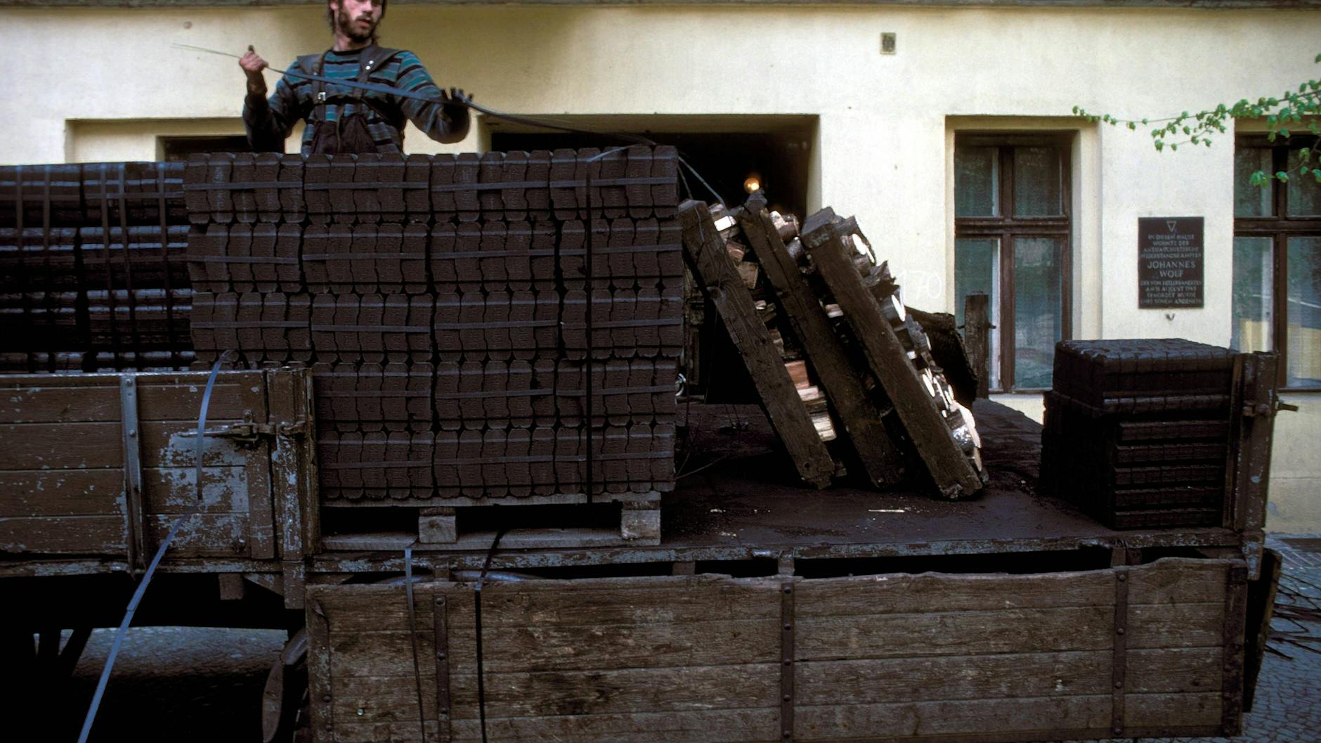 Kohlenhändler nahmen zu DDR-Zeiten gerne im Vorfeld Trinkgeld, dann wurde auch die begehrten gebündelten Briketts geliefert.