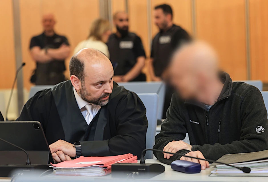 Der Angeklagte (r.) sitzt im Gerichtssaal neben seinem Anwalt. Ein deutscher Berufssoldat musste sich als mutmaßlicher Spion Russlands vor dem Düsseldorfer Oberlandesgericht verantworten.