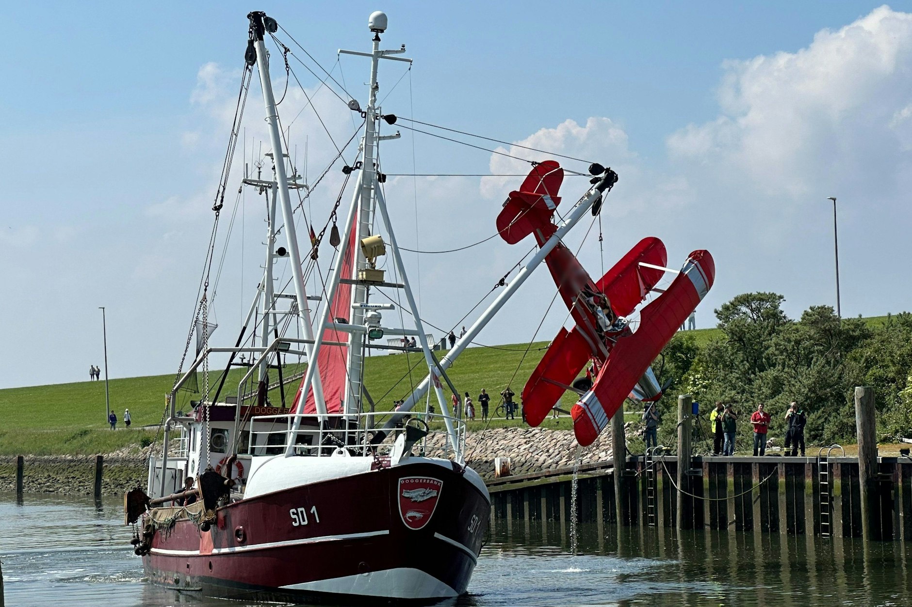 Schleswig-Holstein, Büsum: Ein Kutter zieht ein in der Nordsee gelandetes Kleinflugzeug aus dem Wasser. Die Maschine setzte am Sonntag wegen eines Motorschadens auf dem Meer vor Büsum auf. Der Pilot blieb laut Polizei unverletzt.
