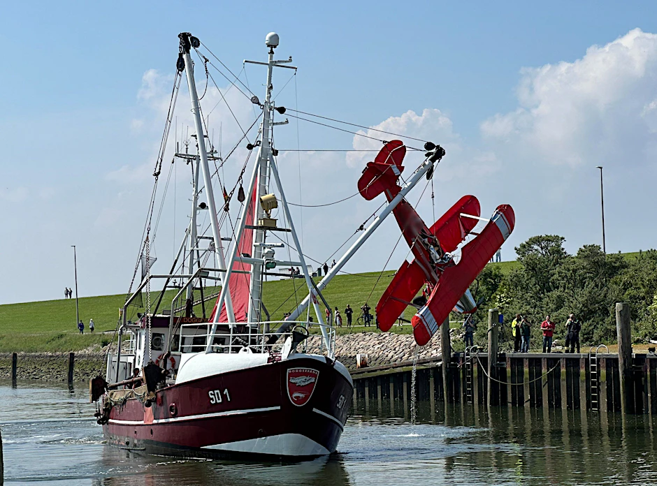 Schleswig-Holstein, Büsum: Ein Kutter zieht ein in der Nordsee gelandetes Kleinflugzeug aus dem Wasser. Die Maschine setzte am Sonntag wegen eines Motorschadens auf dem Meer vor Büsum auf. Der Pilot blieb laut Polizei unverletzt.