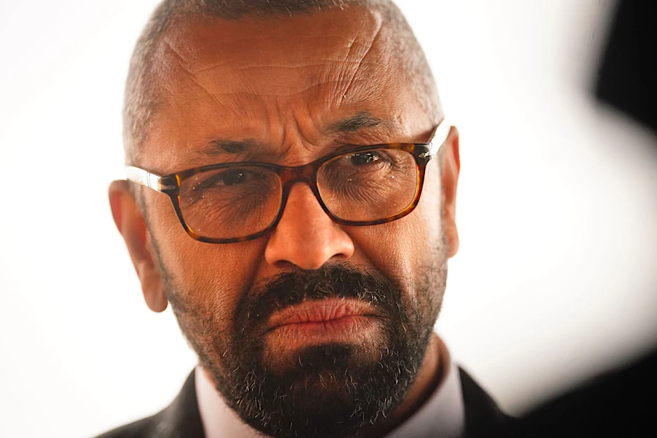 ARCHIV - Der britische Innenminister James Cleverly.  