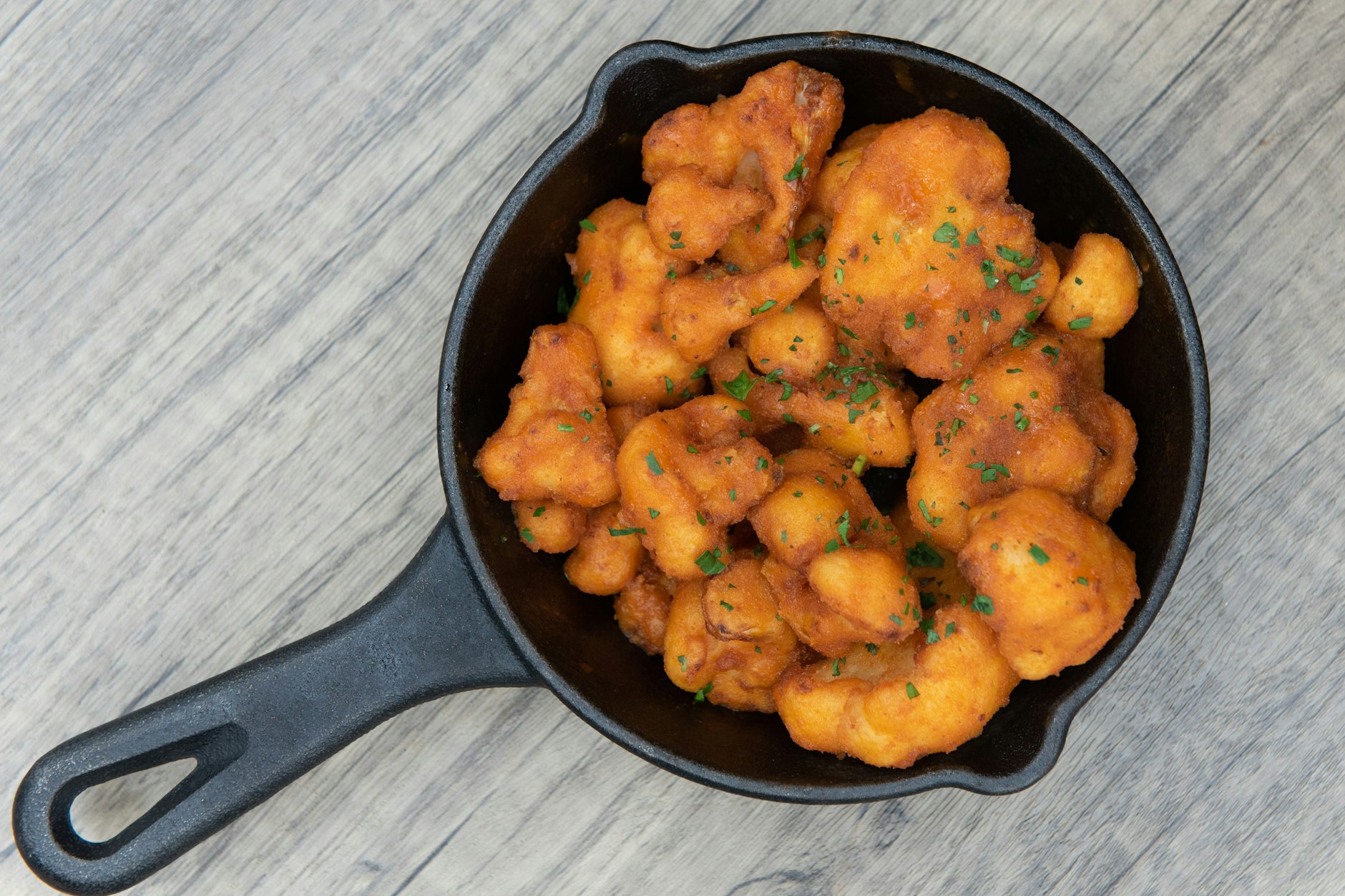 Das Rezept für Blumenkohl-Nuggets überzeugt sogar Gemüsemuffel.
