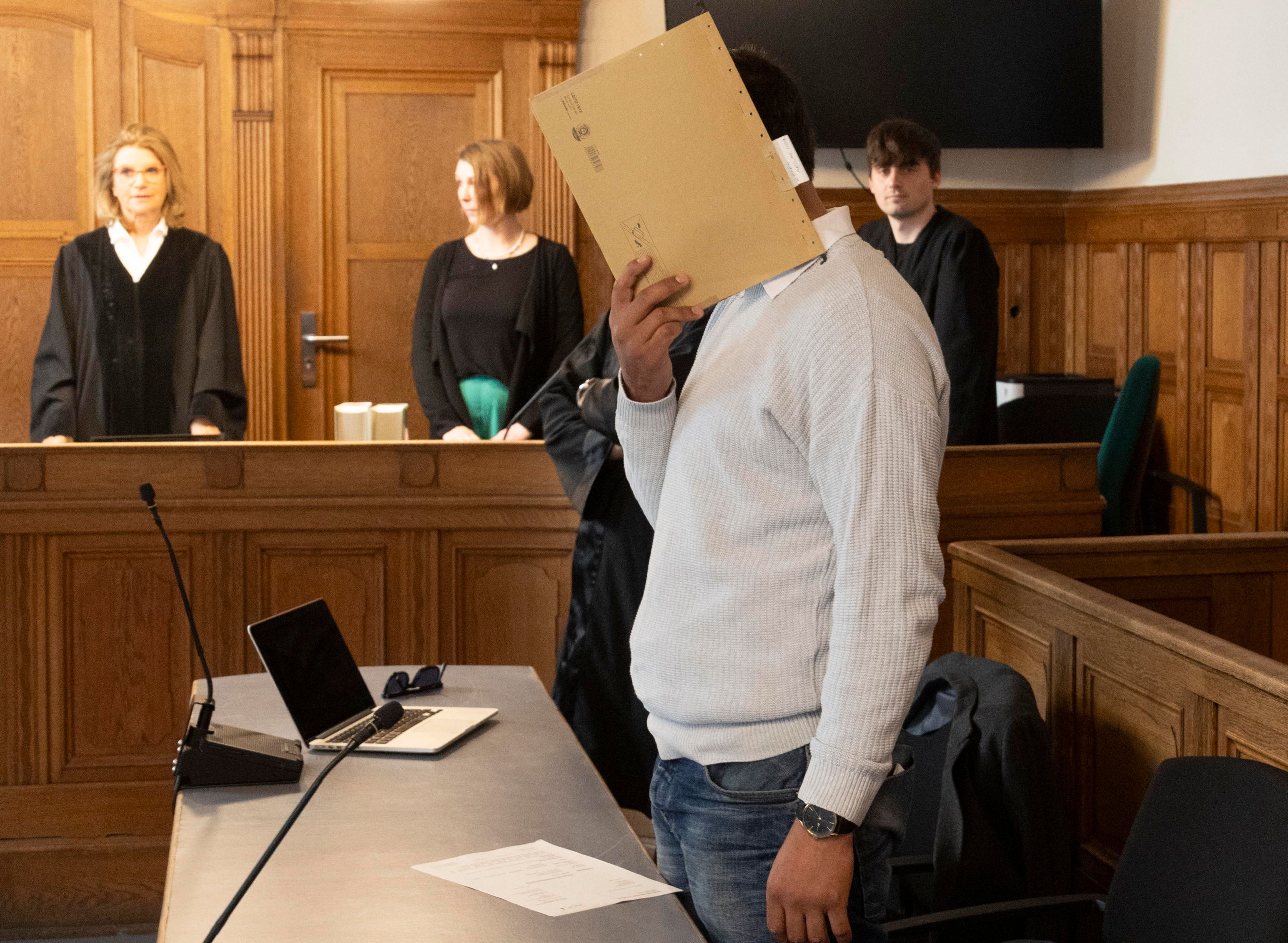 Kreuzberg: Falsche DHL-Paketboten rauben Rentner (73) aus