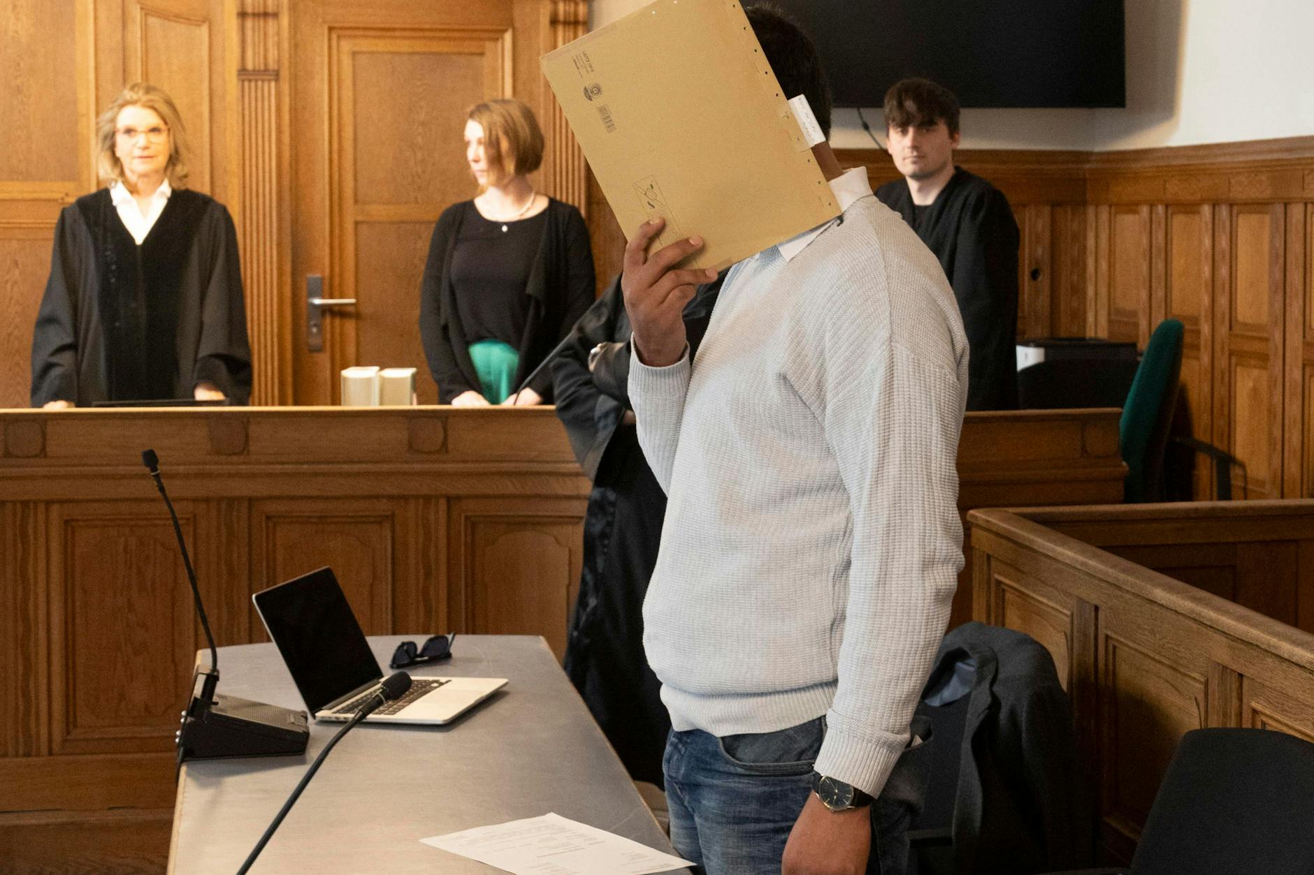 Der Student Abdul H. (23) soll als falscher Paketbote einen Rentner ausgeraubt haben.