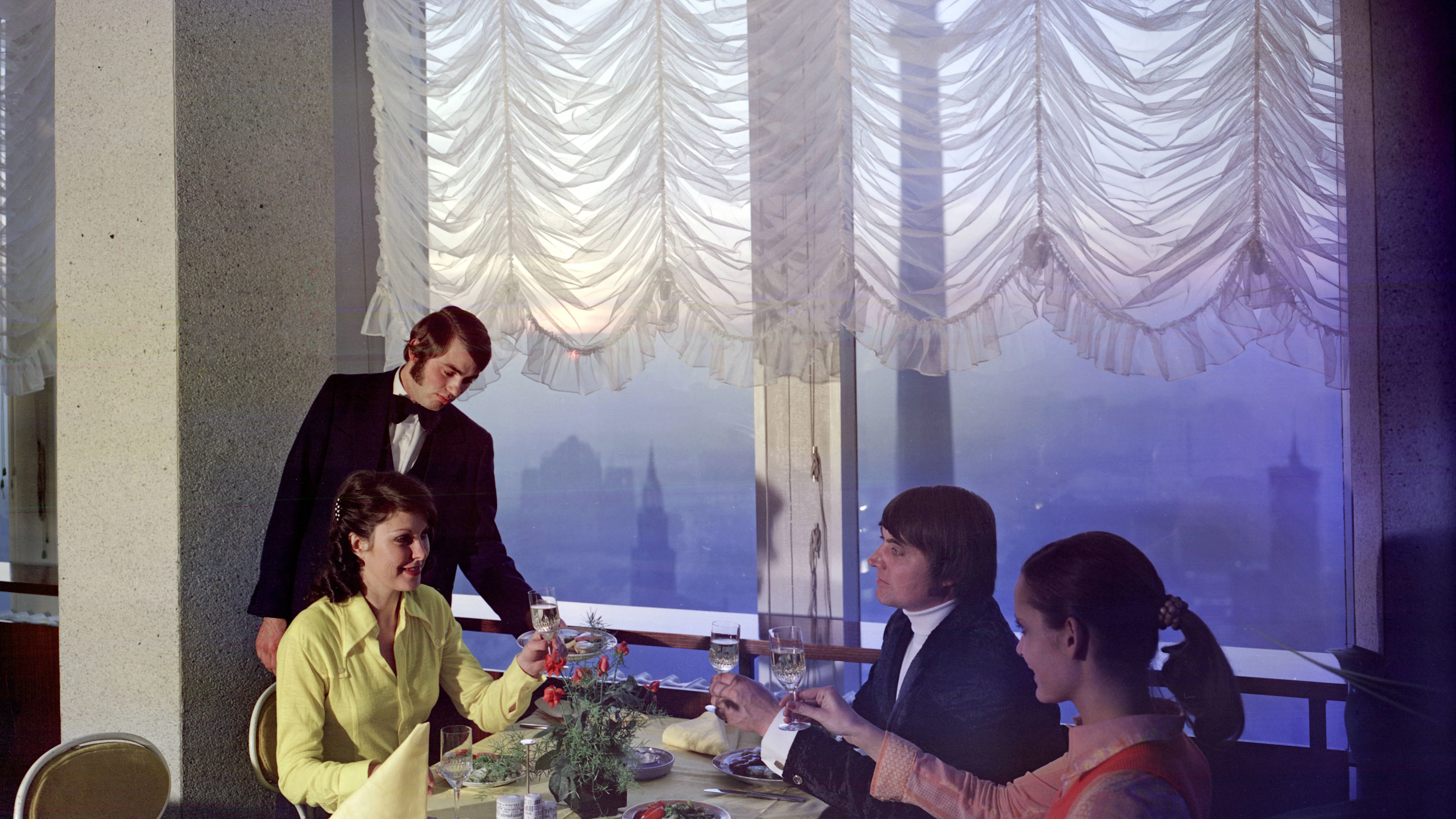 Wer im DDR-Restaurant schon am Eingang reichlich Trinkgeld gab, bekam schnell einen Tisch und war bei den Kellnern König.&nbsp;