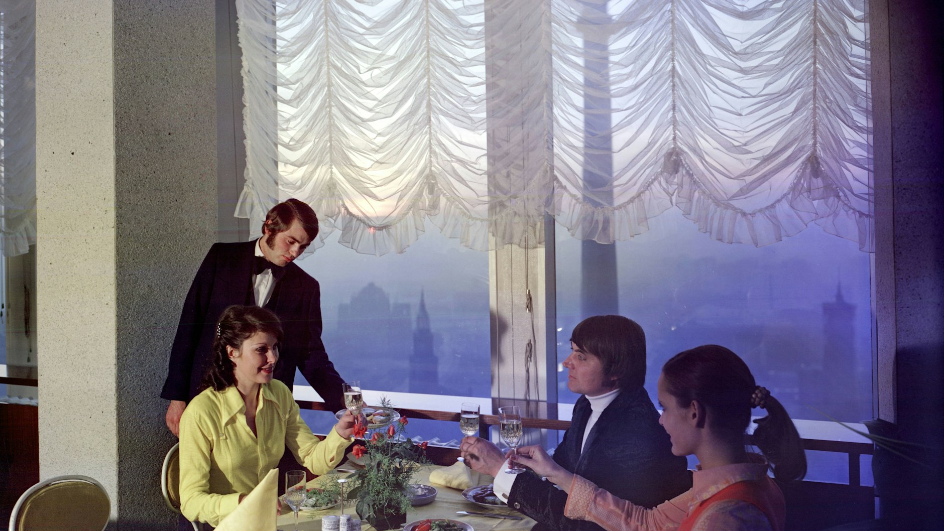 Wer im DDR-Restaurant schon am Eingang reichlich Trinkgeld gab, bekam schnell einen Tisch und war bei den Kellnern König.&nbsp;