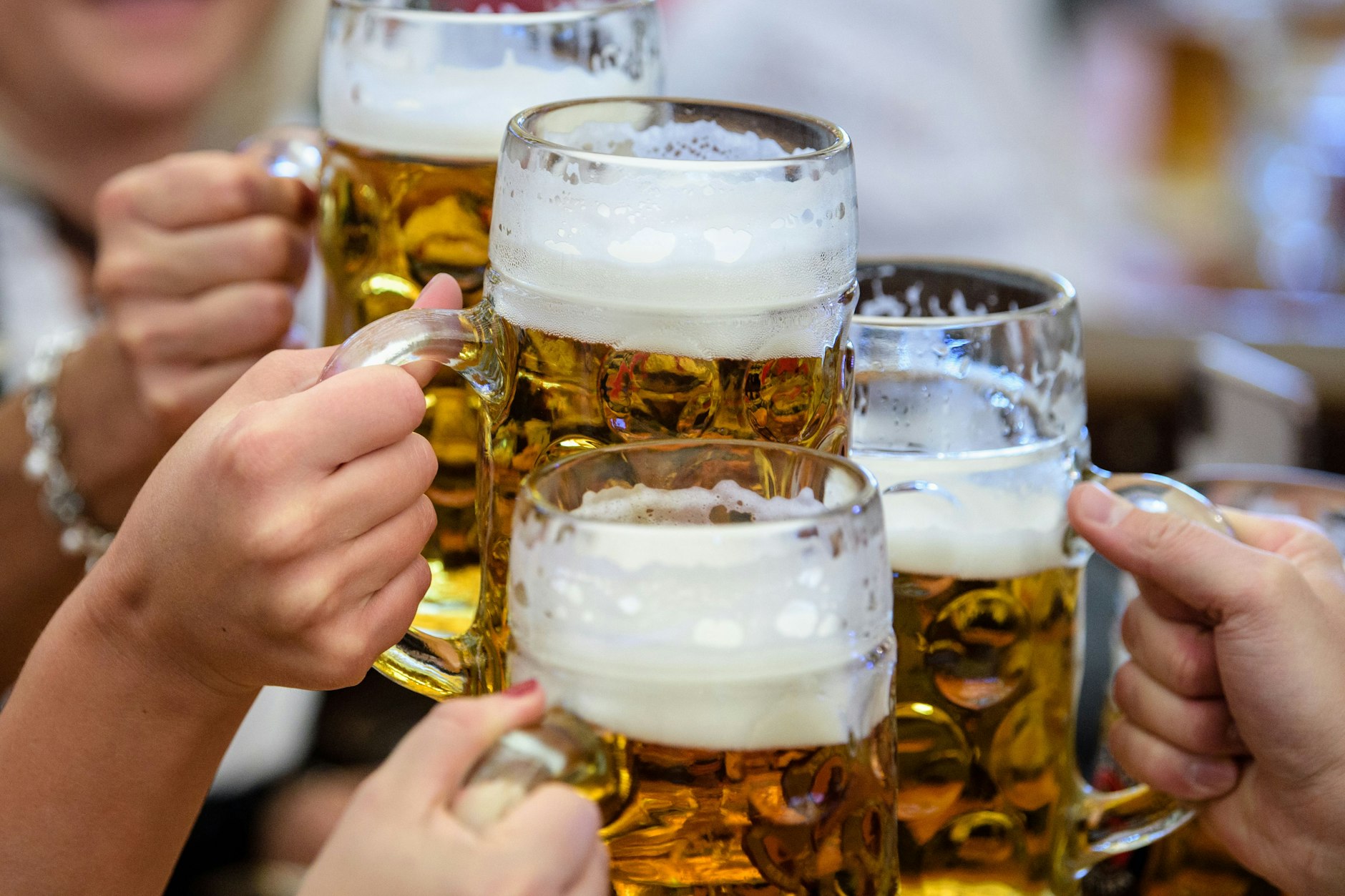 ARCHIV - 21.09.2019, Bayern, München: Besucher stoßen auf dem Münchner Oktoberfest mit Bier an. (zu dpa: «Gras auf der Wiesn? Regeln zu Cannabis auf dem Volksfest offen») Foto: Matthias Balk/dpa +++ dpa-Bildfunk +++