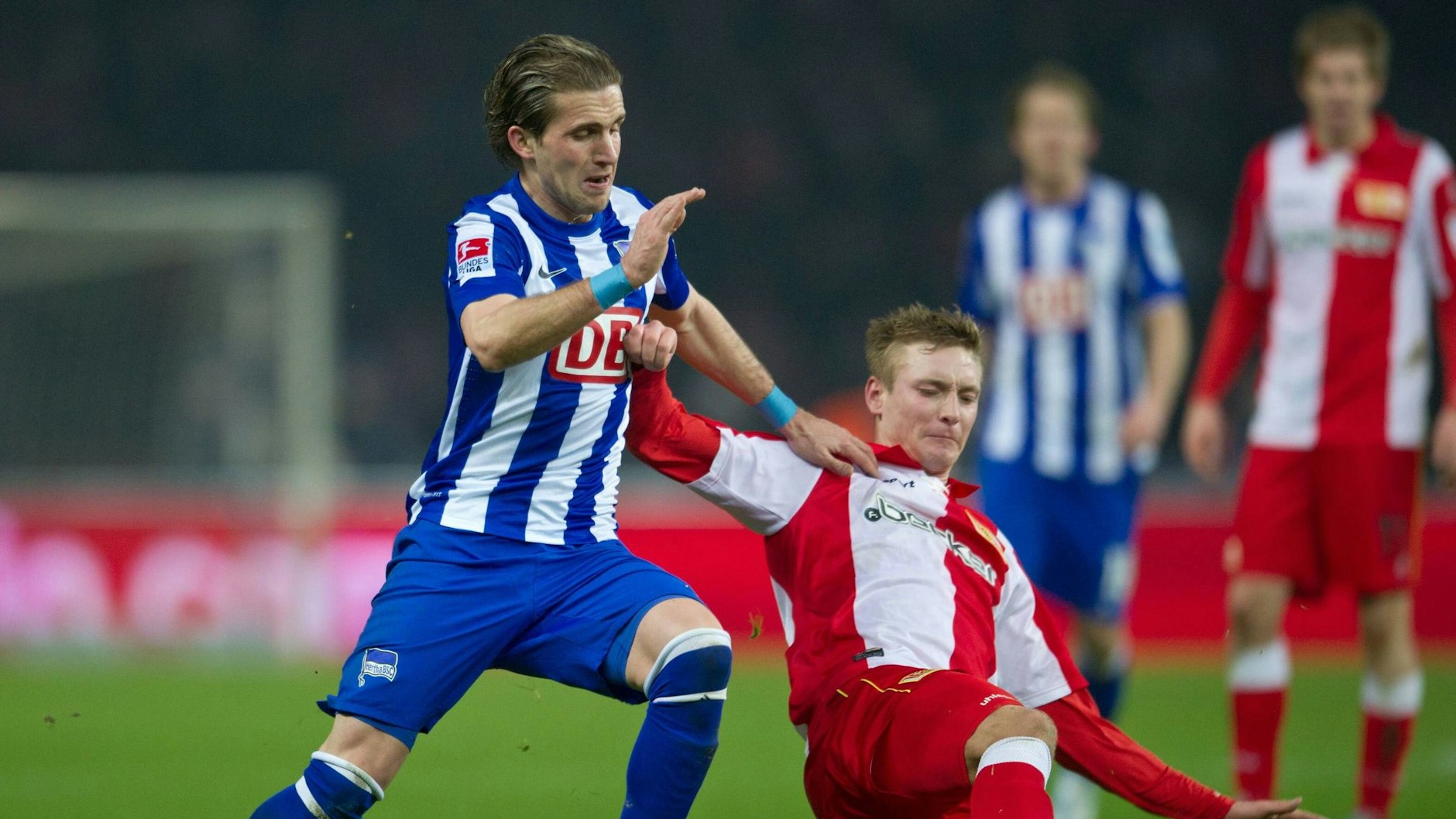 Peter Pekarik ist für Hertha auch ein erfahrener Derby-Akteur, stört hier im Zweikampf Unions Christoph Menz.