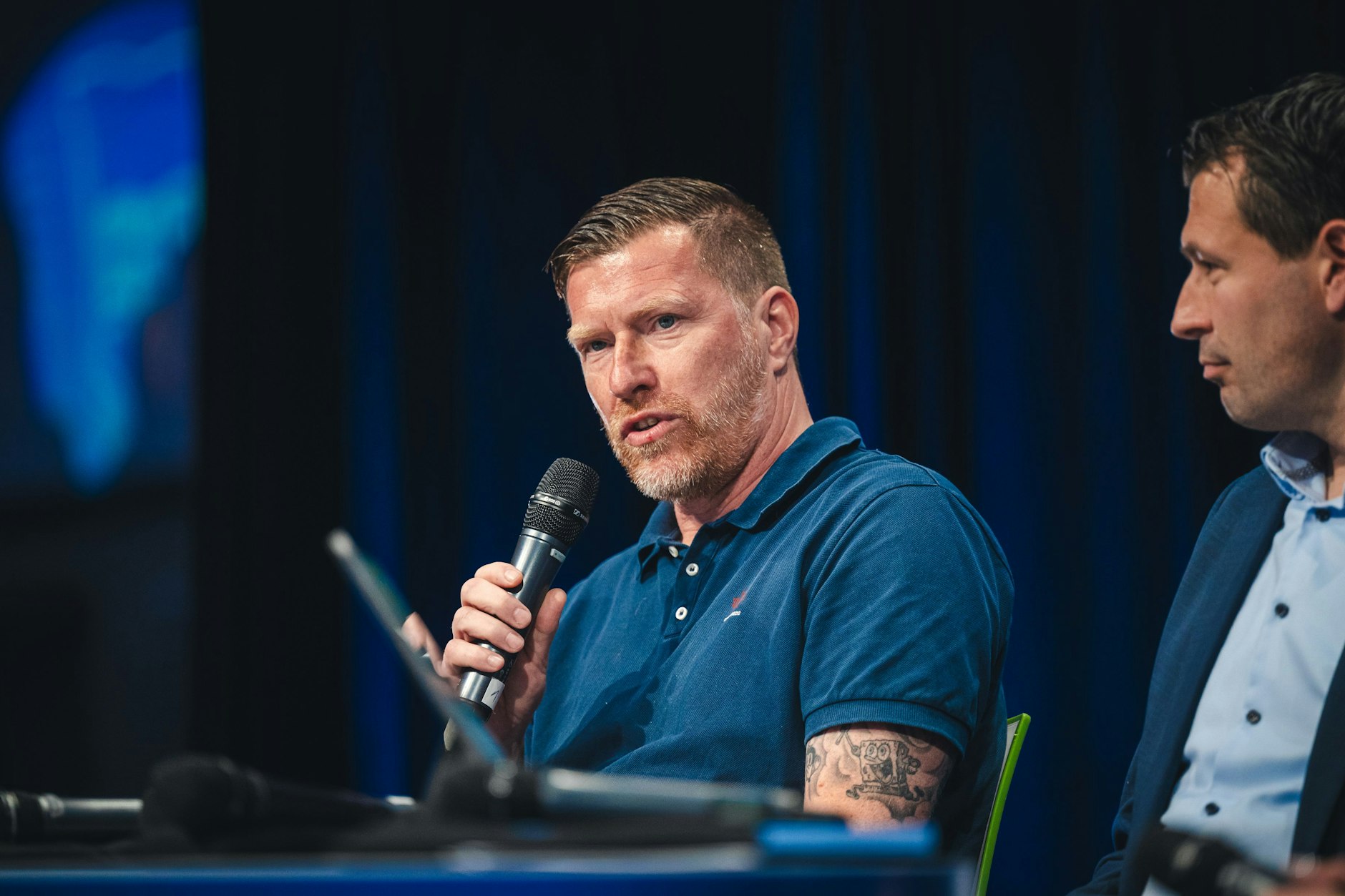 Sportdirektor Zecke Neuendorf redete auf Herthas Mitgliederversammlung mal wieder Klartext, ohne dabei seinen Humor zu verlieren.