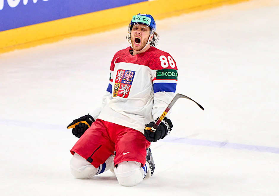 David Pastrnak ging nach seinem Goldtreffer für Tschechien im WM-Finale gegen die Schweiz auf die Knie.