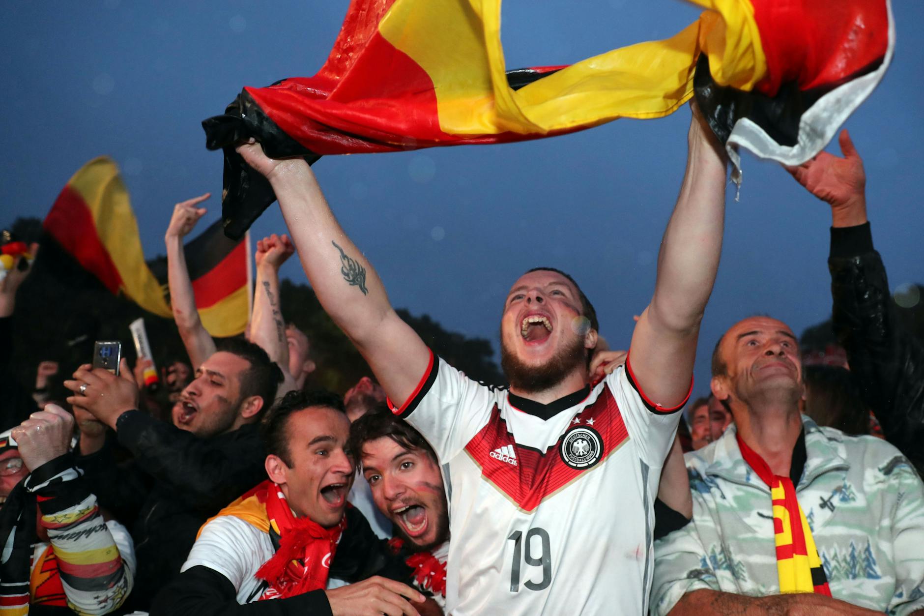 Männer auf der Fanmeile in Berlin, 2018.