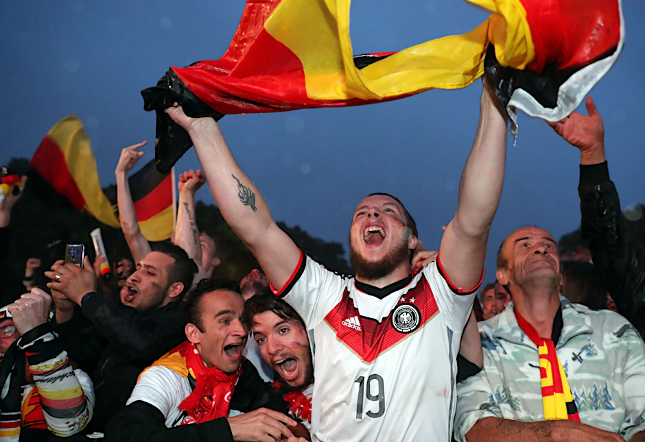 Männer auf der Fanmeile in Berlin, 2018.