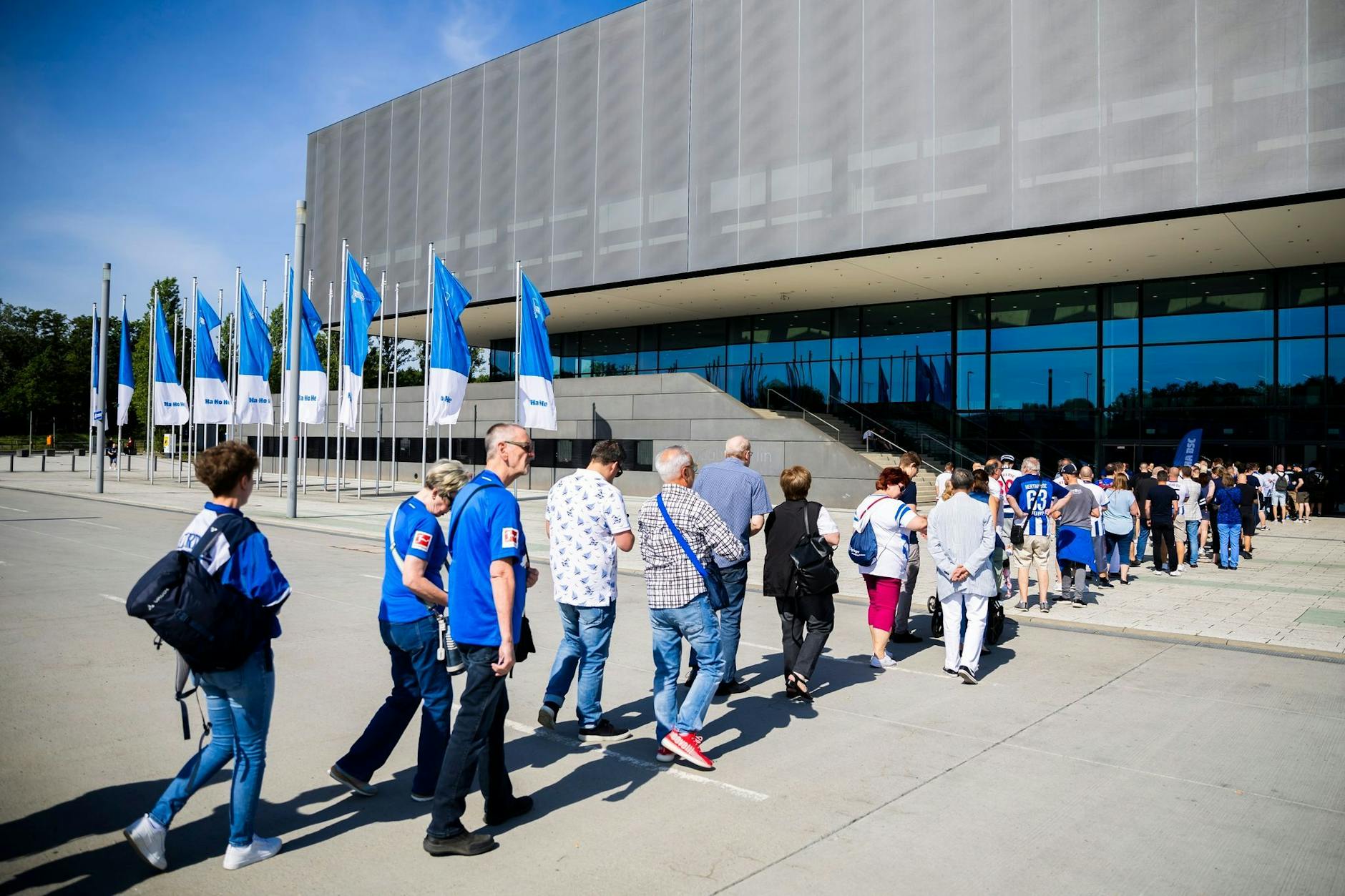 Hertha-BSC-Mitglieder stehen vor der Mitgliederversammlung am CityCube der Messe Berlin Schlange.