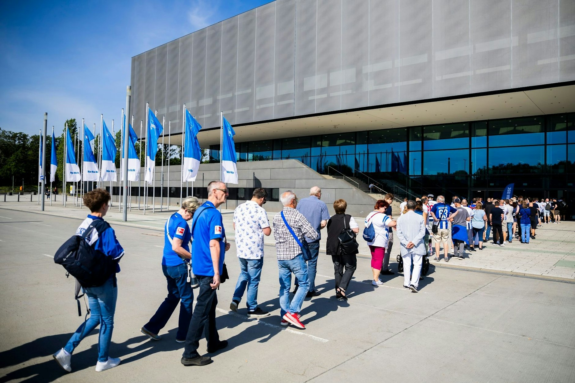 Hertha-BSC-Mitglieder stehen vor der Mitgliederversammlung am CityCube der Messe Berlin Schlange.  