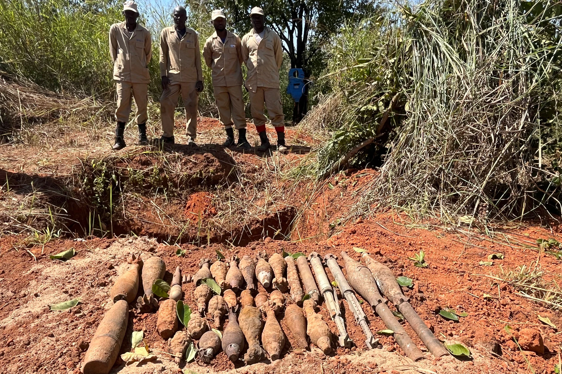 Mitarbeiter der belgischen Organisation Apopo stehen hinter Granaten und Sprengkörpern, die mithilfe von Riesenhamsterratten geräumt werden konnten. «Heldenratten» werden sie genannt.
