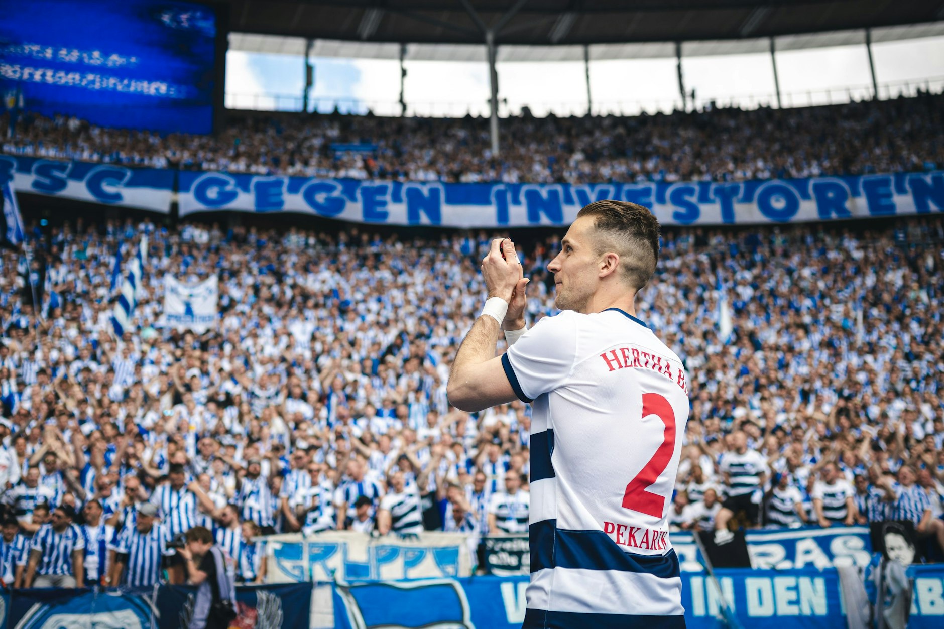 Peter Pekarik verabschiedet sich von den Fans von Hertha BSC nach dem Spiel gegen den 1. FC Kaiserslautern.