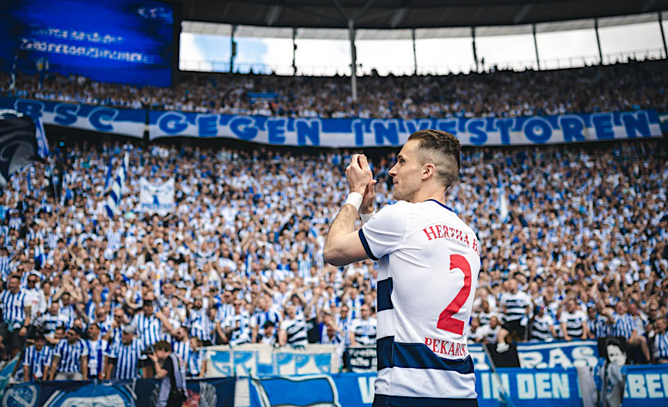 Peter Pekarik&nbsp; verabschiedet sich von den Fans von&nbsp;Hertha BSC nach dem Spiel gegen&nbsp; den&nbsp;1. FC Kaiserslautern.