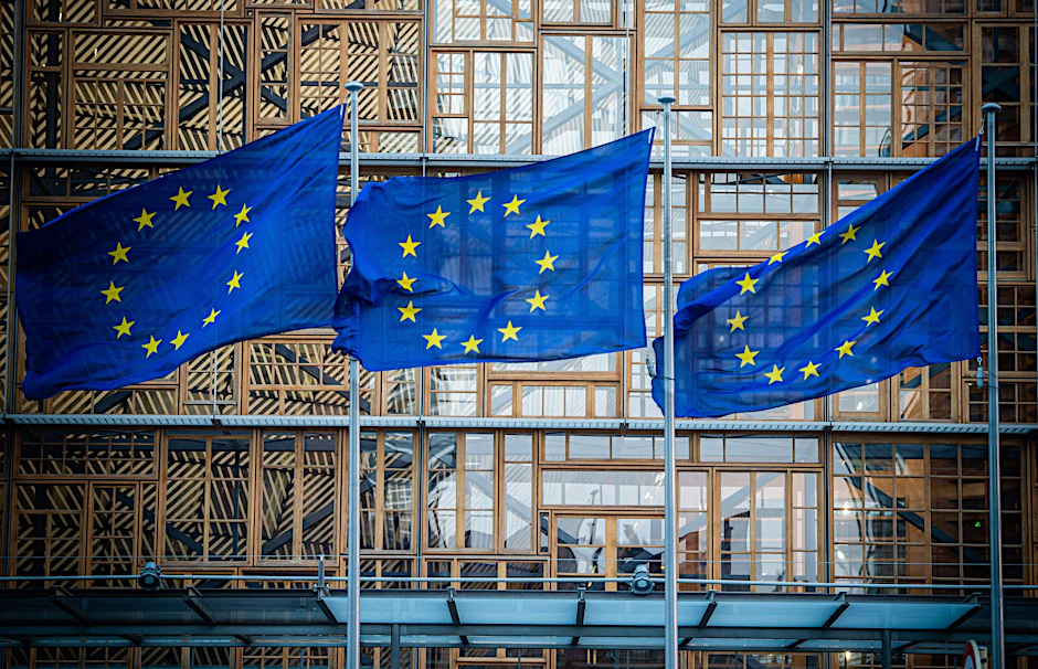 Flaggen der Europäischen Union wehen im Wind vor dem Europa-Gebäude.  
