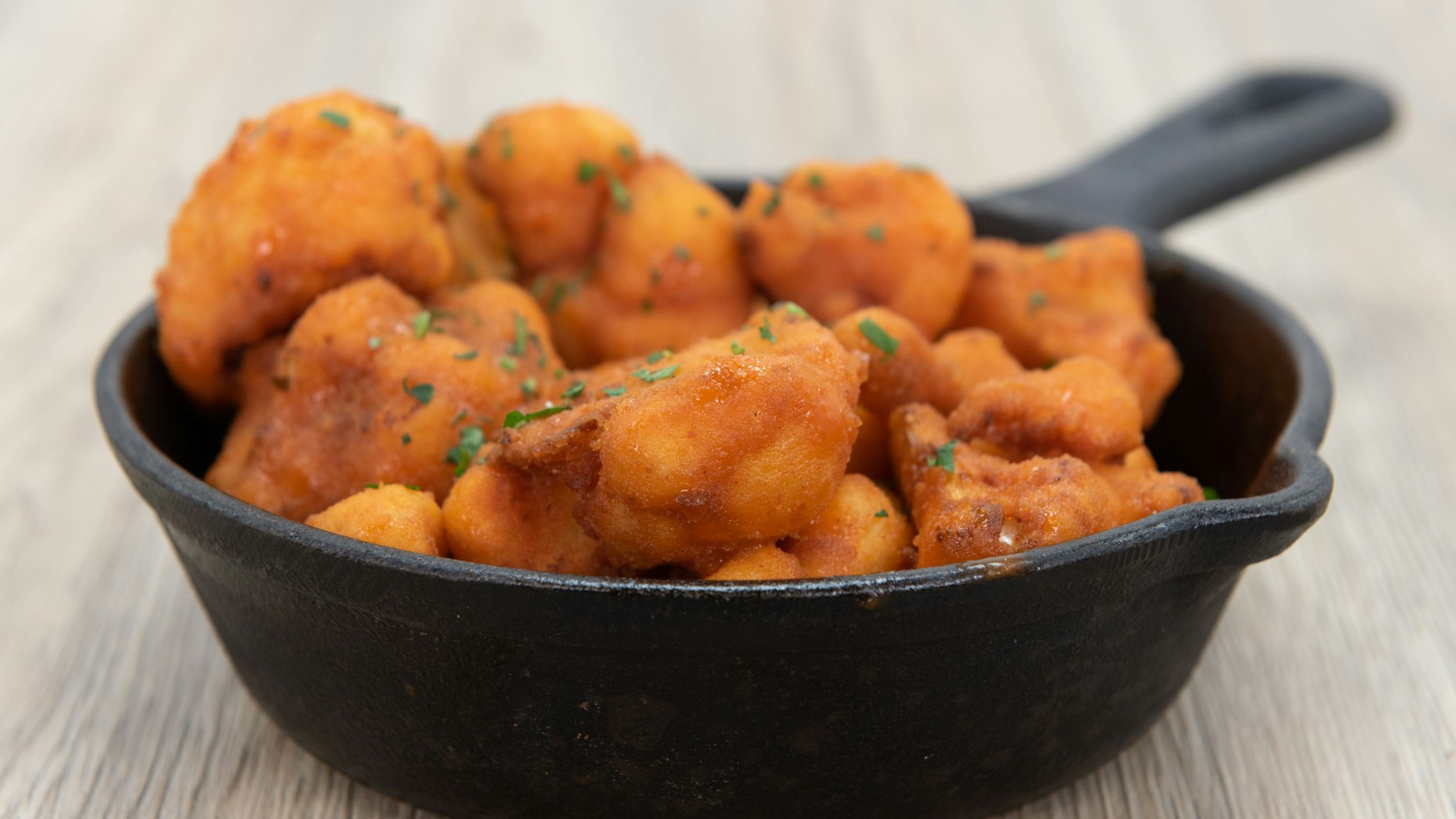 Probieren Sie das Rezept für Blumenkohl-Nuggets gleich mal aus.