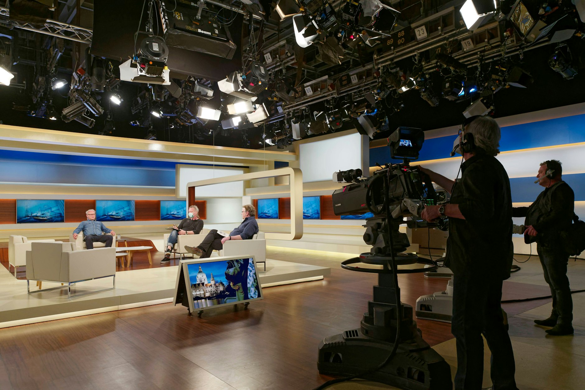 Vorbereitung für eine Sendung zum Thema Corona bei Anne Will.