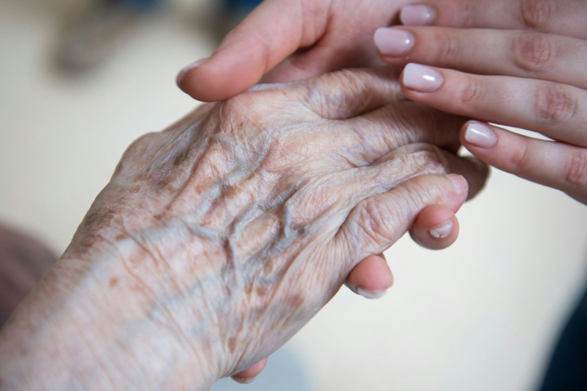 Die Betreuung und Pflege alter Menschen wird immer mehr zur Katastrophe in Deutschland. Es fehlt Personal und Geld. 