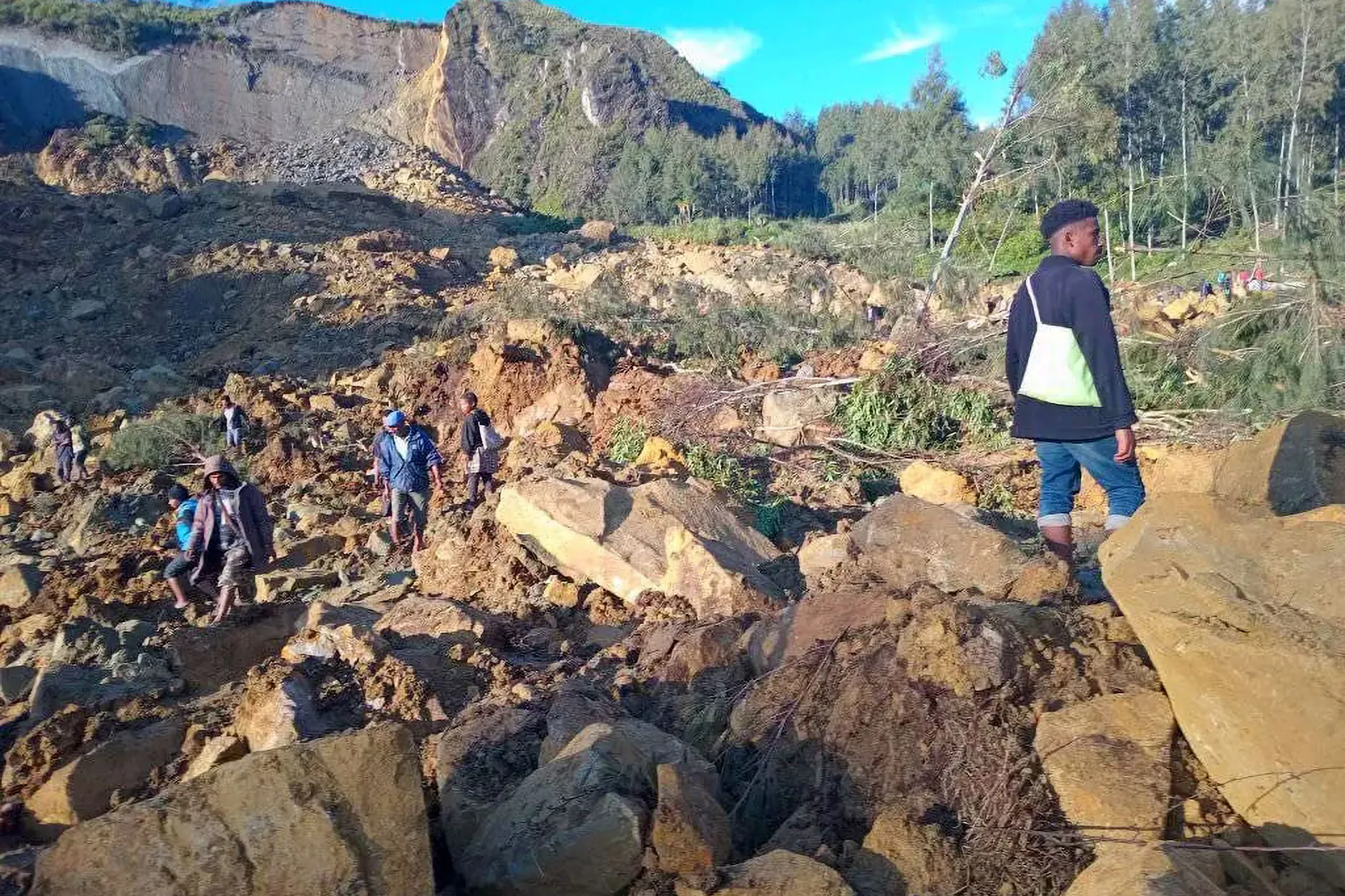 Ein Erdrutsch hat das Dorf Kaokalam in der Provinz Enga, 600 Kilometer nordwestlich von Port Moresby, Papua-Neuguinea, getroffen. 