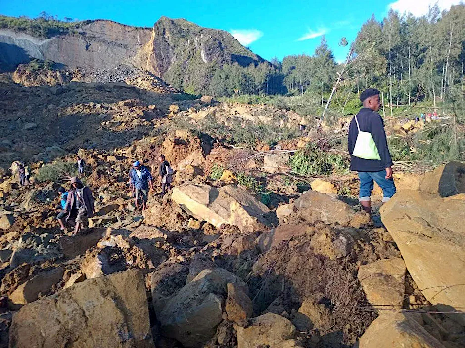 Ein Erdrutsch hat das Dorf Kaokalam in der Provinz Enga, 600 Kilometer nordwestlich von Port Moresby, Papua-Neuguinea, getroffen.&nbsp;