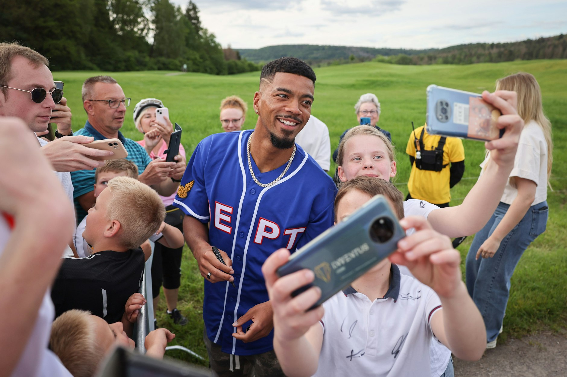 Fannähe, eines der vier F von Julian Nagelsmann, wird von Benjamin Henrichs bei den Selfies mit wartenden Fans auf dem Weg zum Eingang des Hotels in Blankenhain bestens praktiziert.