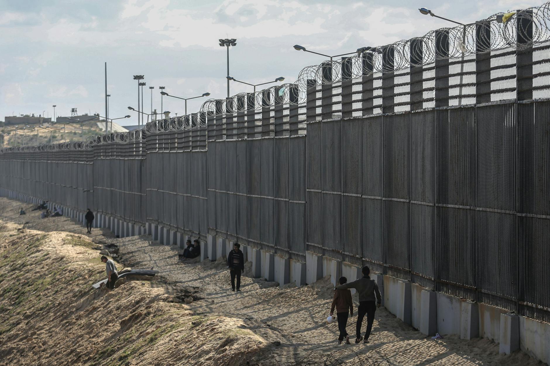 Rafah: Palästinenser stehen an der Grenze zwischen dem Gazastreifen und Ägypten.