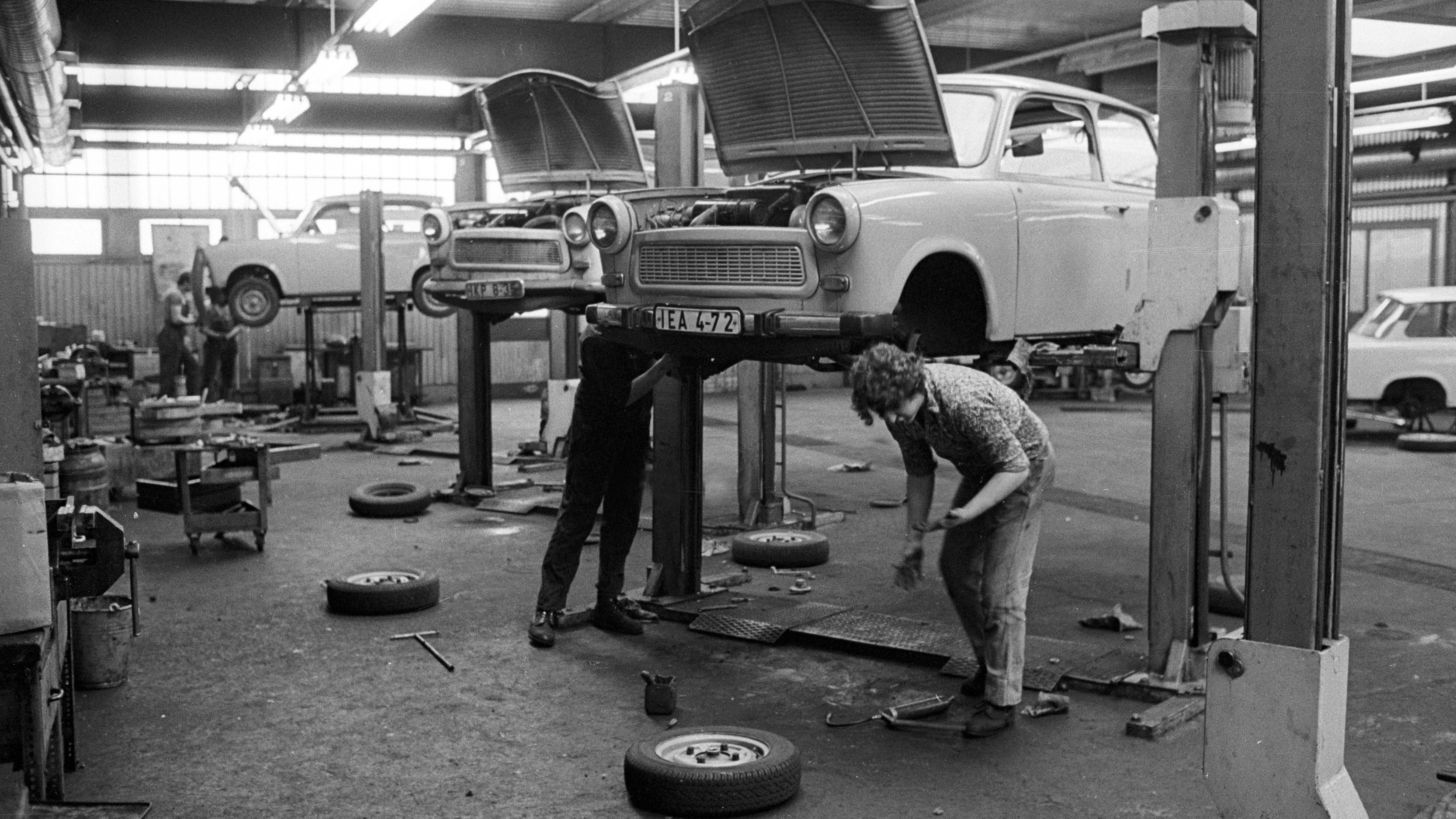 Trabant-Reparatur in Berlin-Marzahn: Für Spargel oder Friedrichstadt-Palast-Karten gab es schon mal schneller einen Werkstatt-Termin.