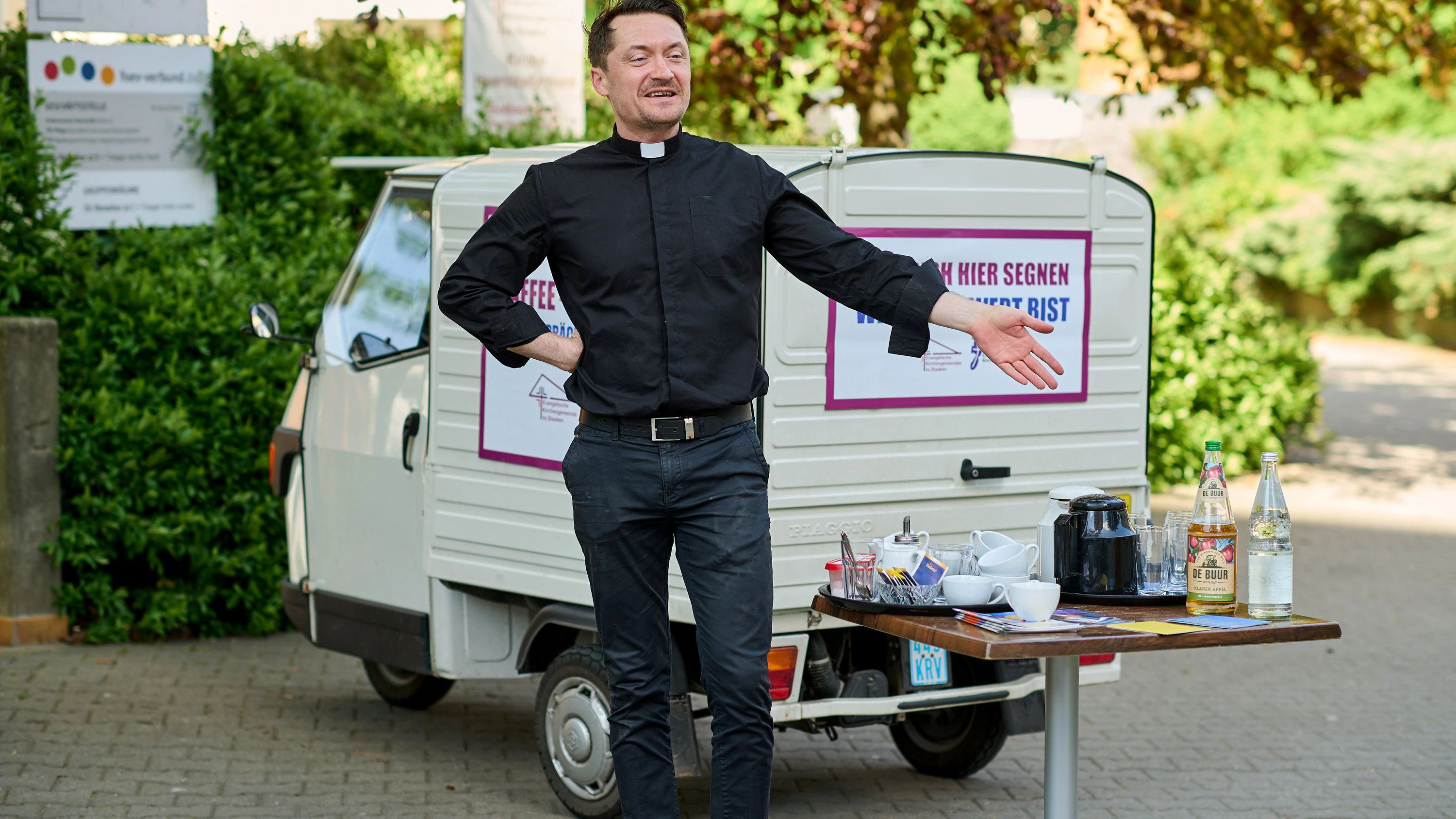 Der als Hipster-Pfarrer bekannte Viktor Weber sucht auf unkonventionelle Art Kontakt zu Menschen. Aus einem italienischen Ape-Mobil schenkt er in Berlin Kaffee aus.&nbsp;