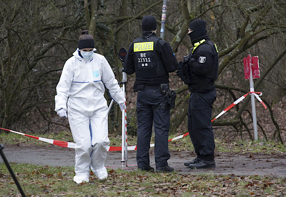 Polizei und Ermittler am Fundort der Leiche an der Wuhle.&nbsp;