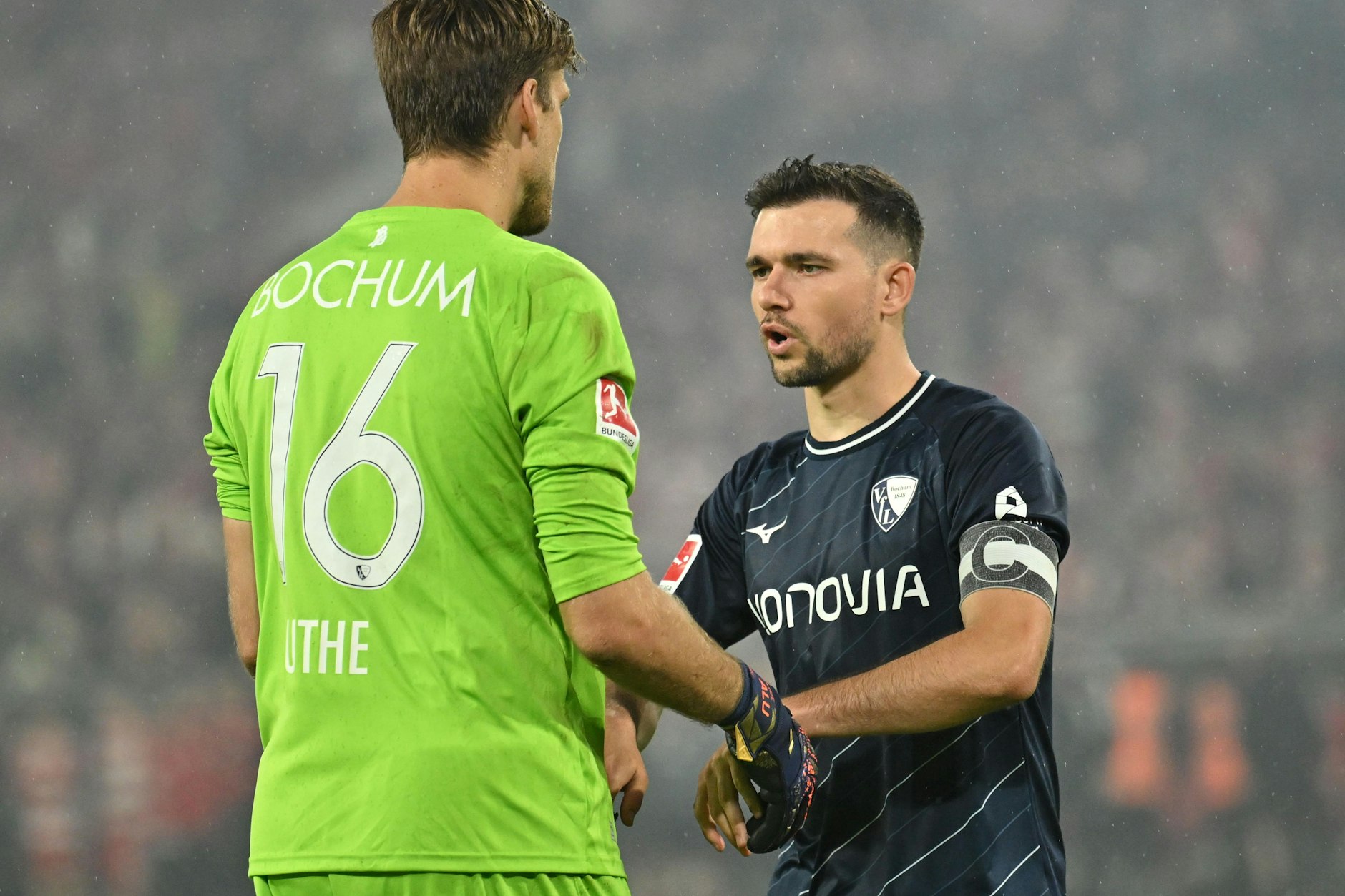 Bochums Andreas Luthe und Kevin Stöger feiern einen verwandelten Elfmeter.