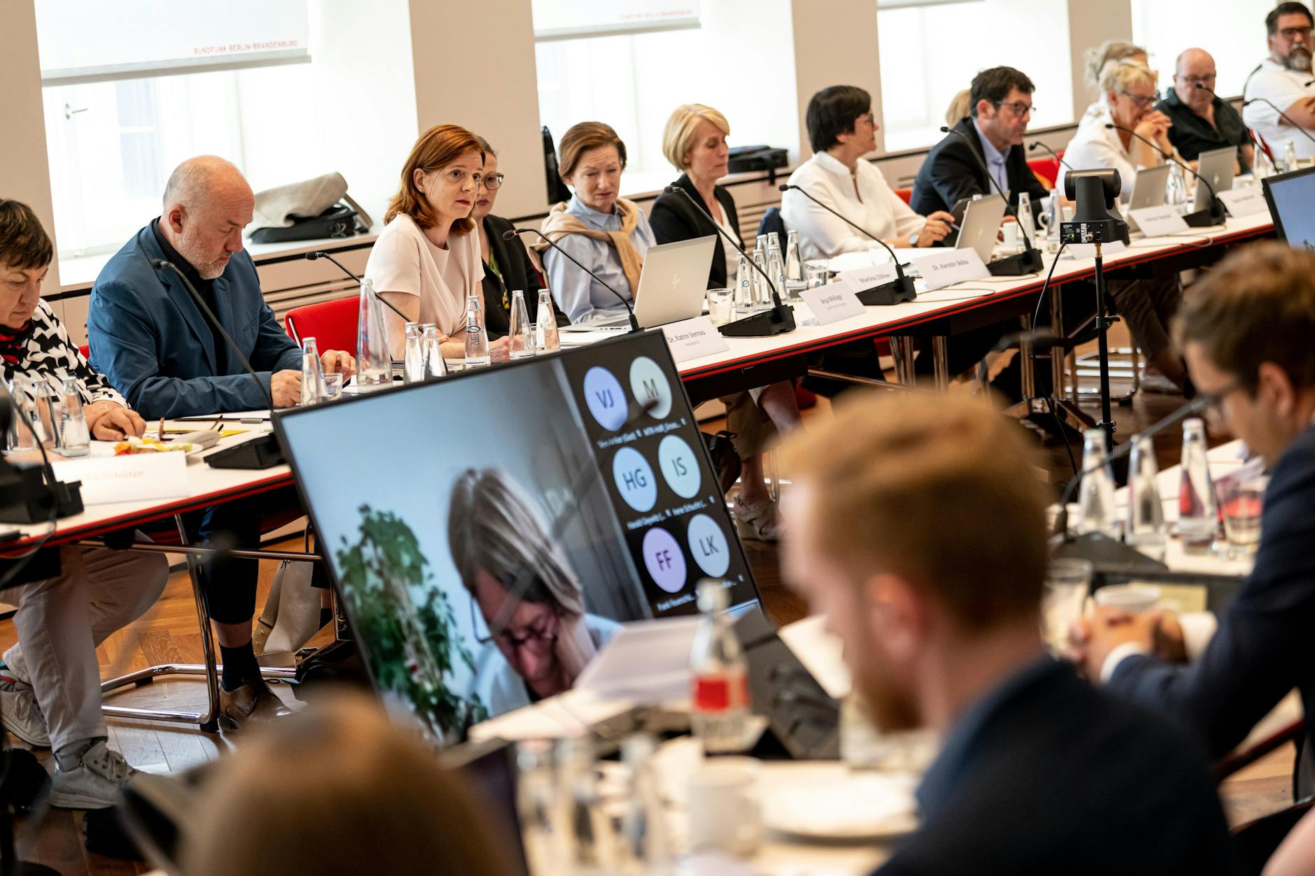 Mitglieder nehmen an einer außerordentliche Rundfunkratssitzung des Rundfunk Berlin-Brandenburg (rbb) teil.
