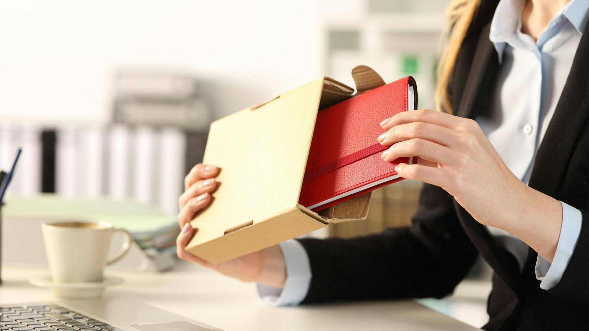 Notizbuch statt Handy? Der Online-Betrug mit Paketen nimmt zu.